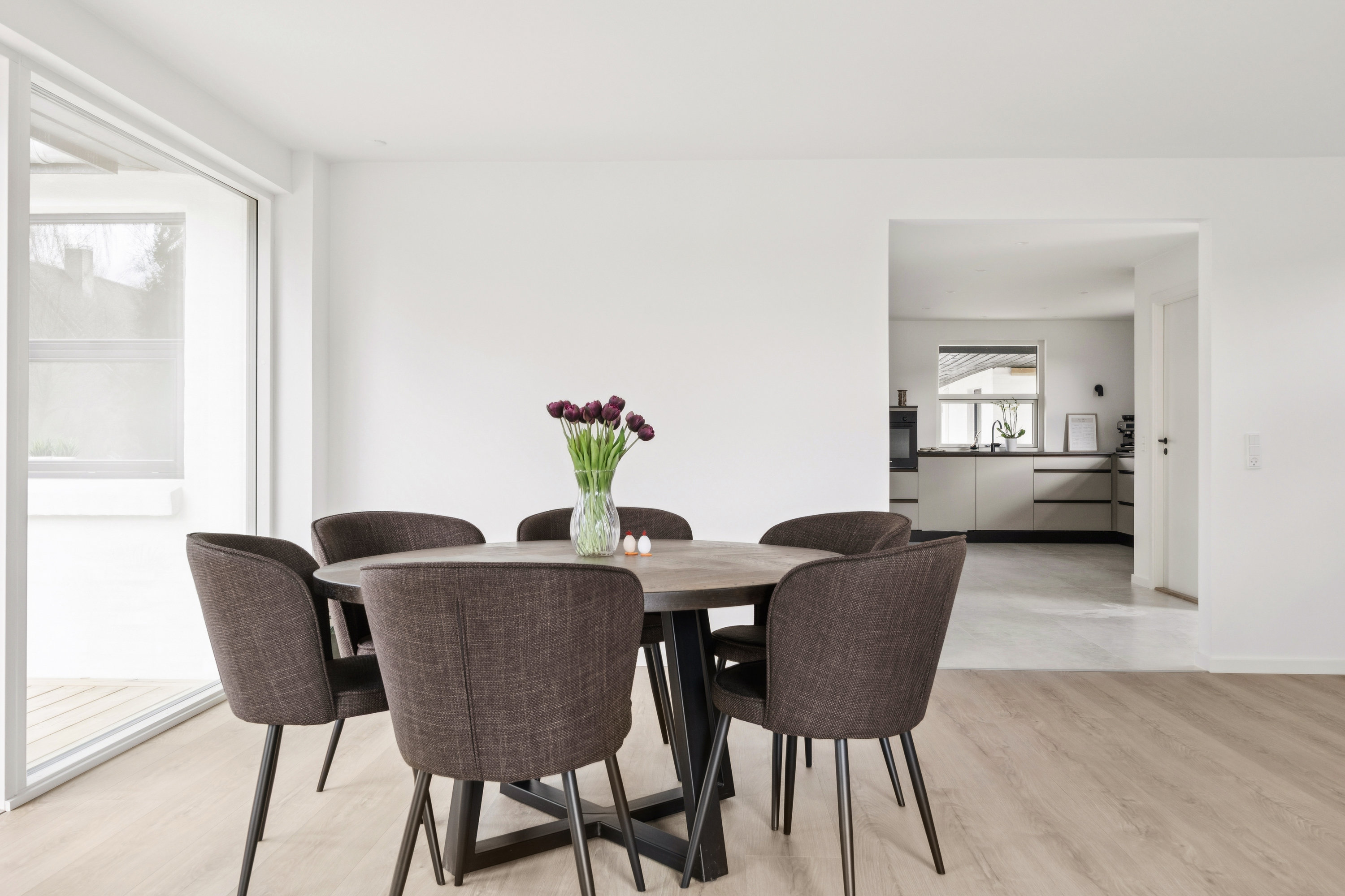 Fremhævet stue billede i fuldskærmstilstand. Billede af Firkløvervej 1, 4671 Strøby