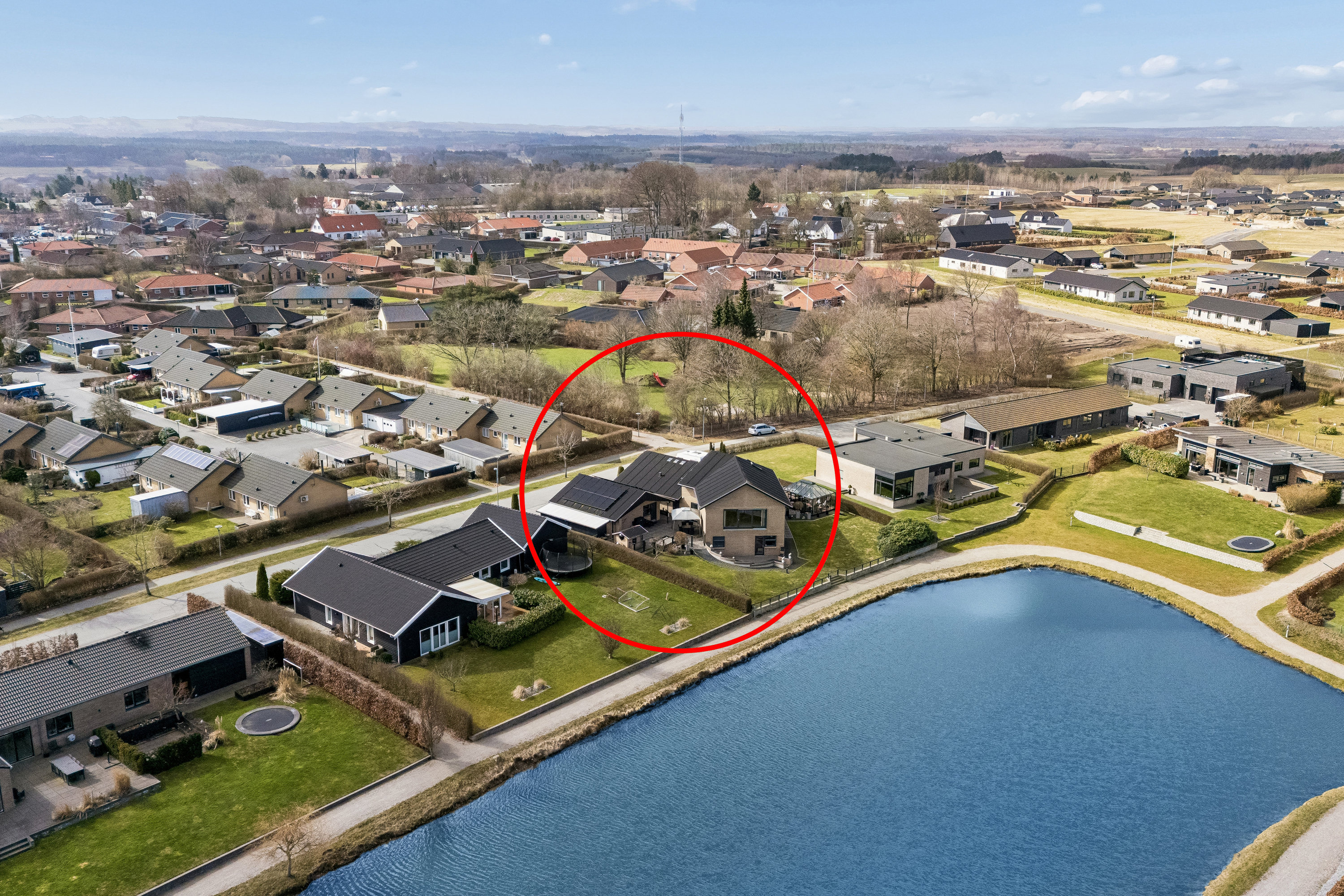 Fremhævet luftfoto billede i fuldskærmstilstand. Billede af Søparken 12, Marienhoff, 8550 Ryomgård