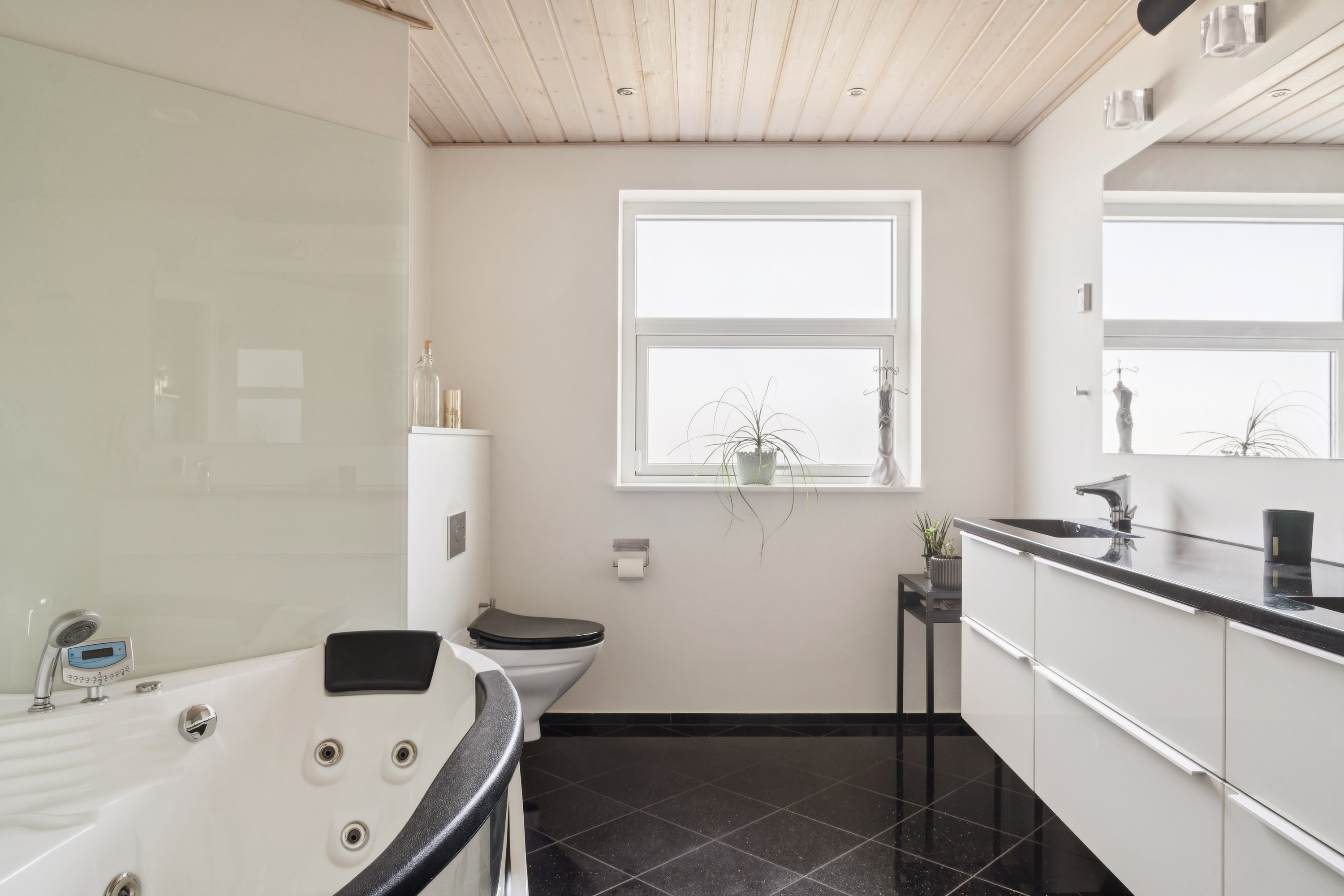 Fremhævet badeværelse billede i fuldskærmstilstand. Billede af Søparken 12, Marienhoff, 8550 Ryomgård