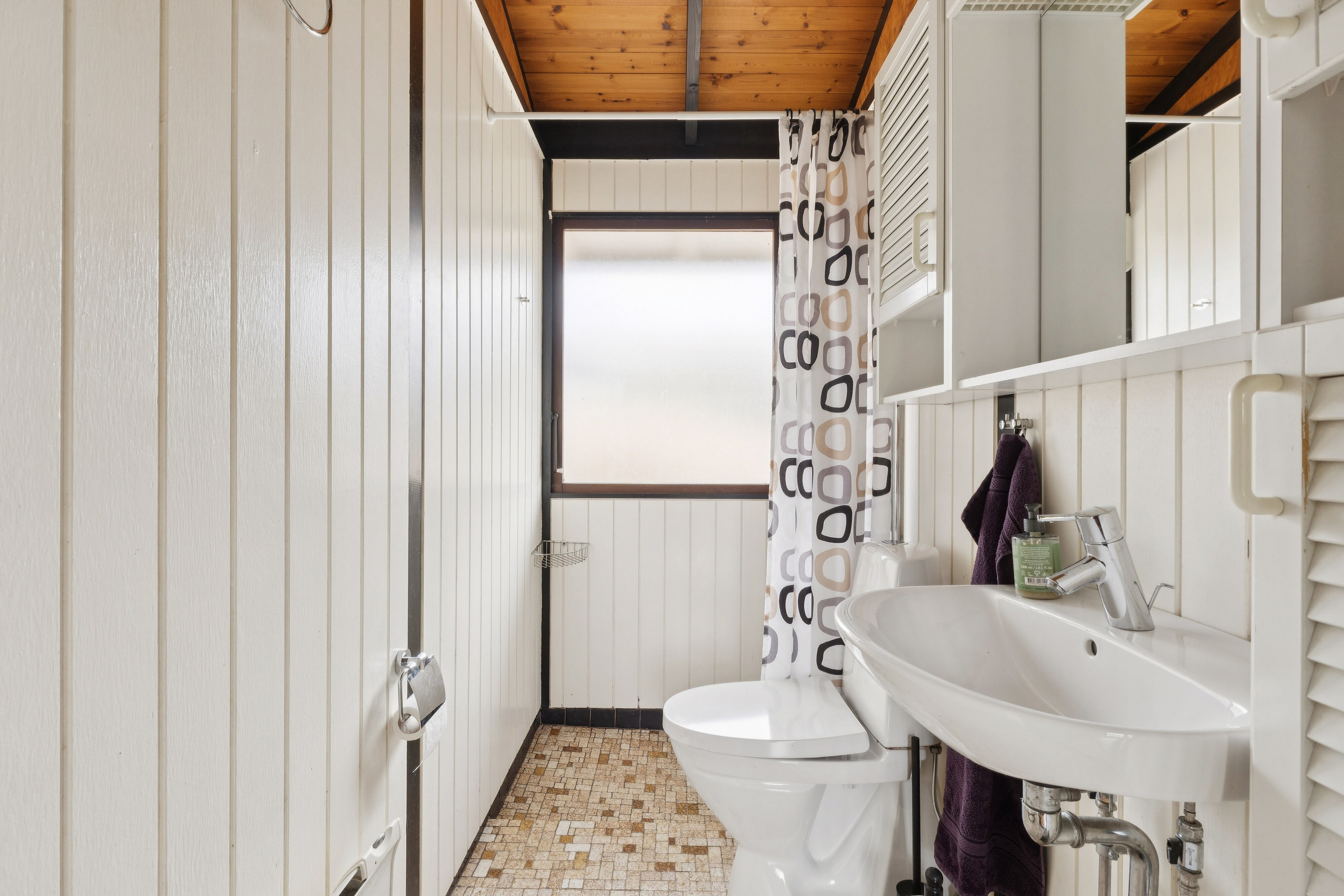 Fremhævet badeværelse billede i fuldskærmstilstand. Billede af Skovduevej 50, Villingerød, 3120 Dronningmølle