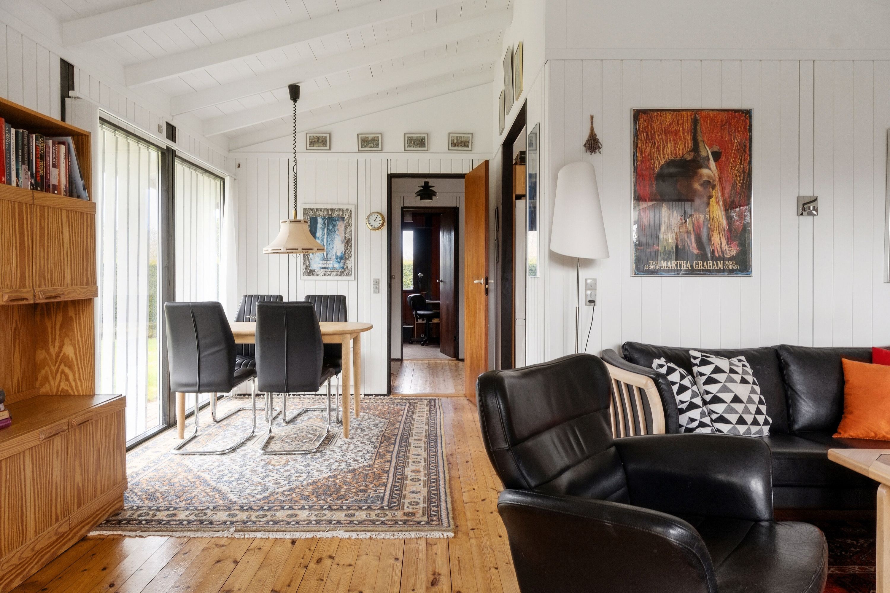 Fremhævet stue billede i fuldskærmstilstand. Billede af Skovduevej 50, Villingerød, 3120 Dronningmølle