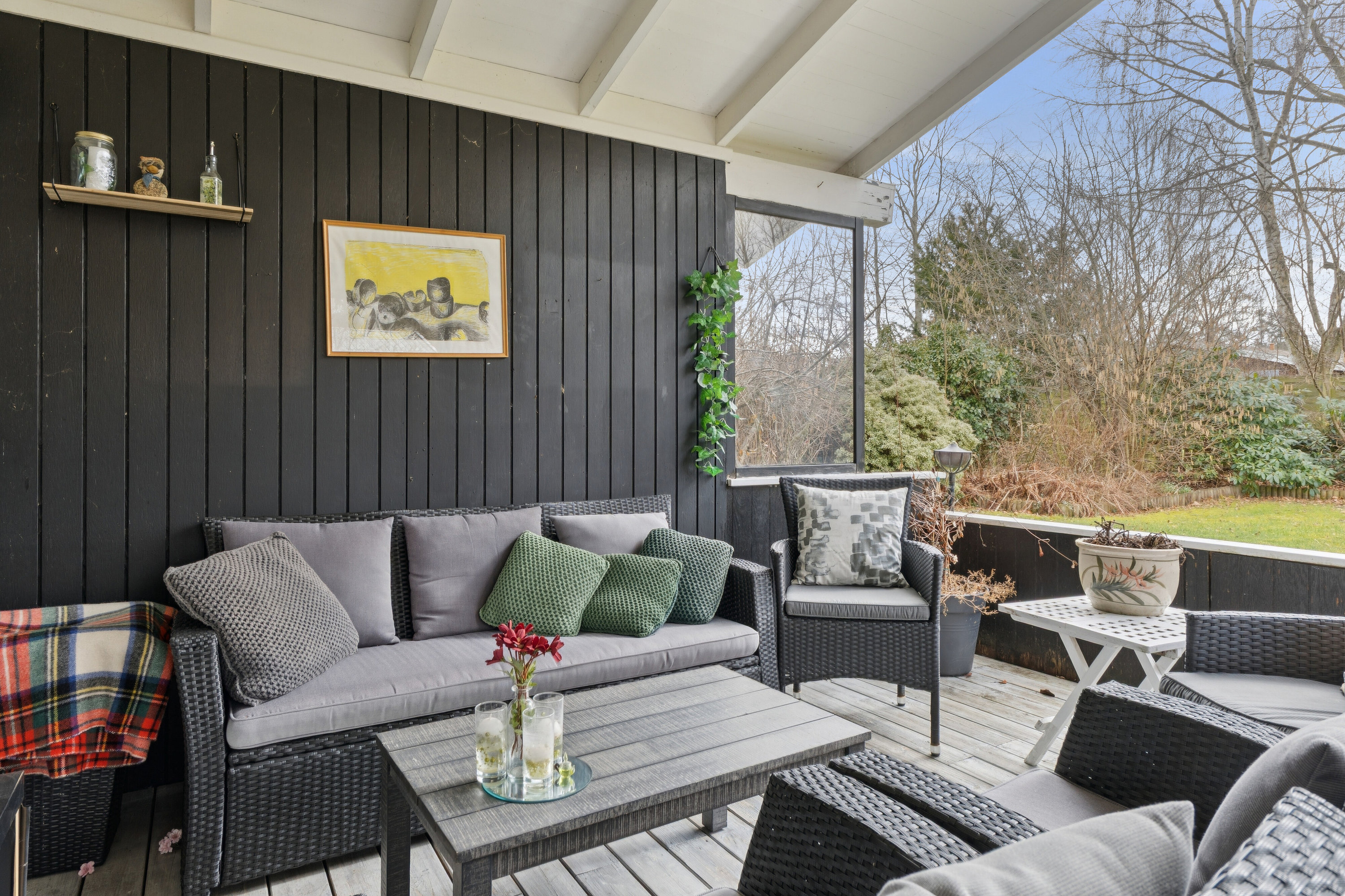 Fremhævet overdækket terrasse billede i fuldskærmstilstand. Billede af Skovduevej 50, Villingerød, 3120 Dronningmølle