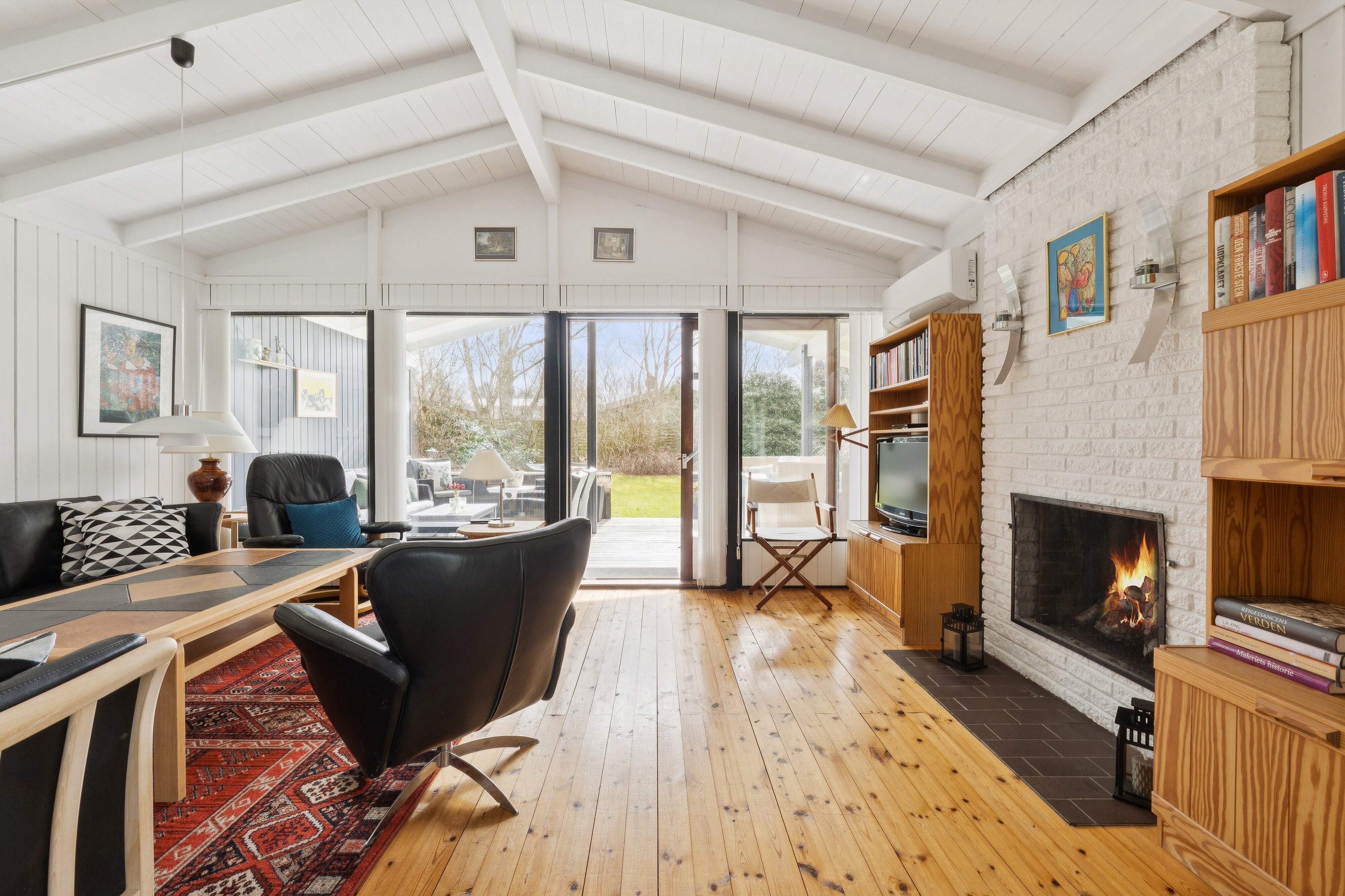 Fremhævet stue billede i fuldskærmstilstand. Billede af Skovduevej 50, Villingerød, 3120 Dronningmølle