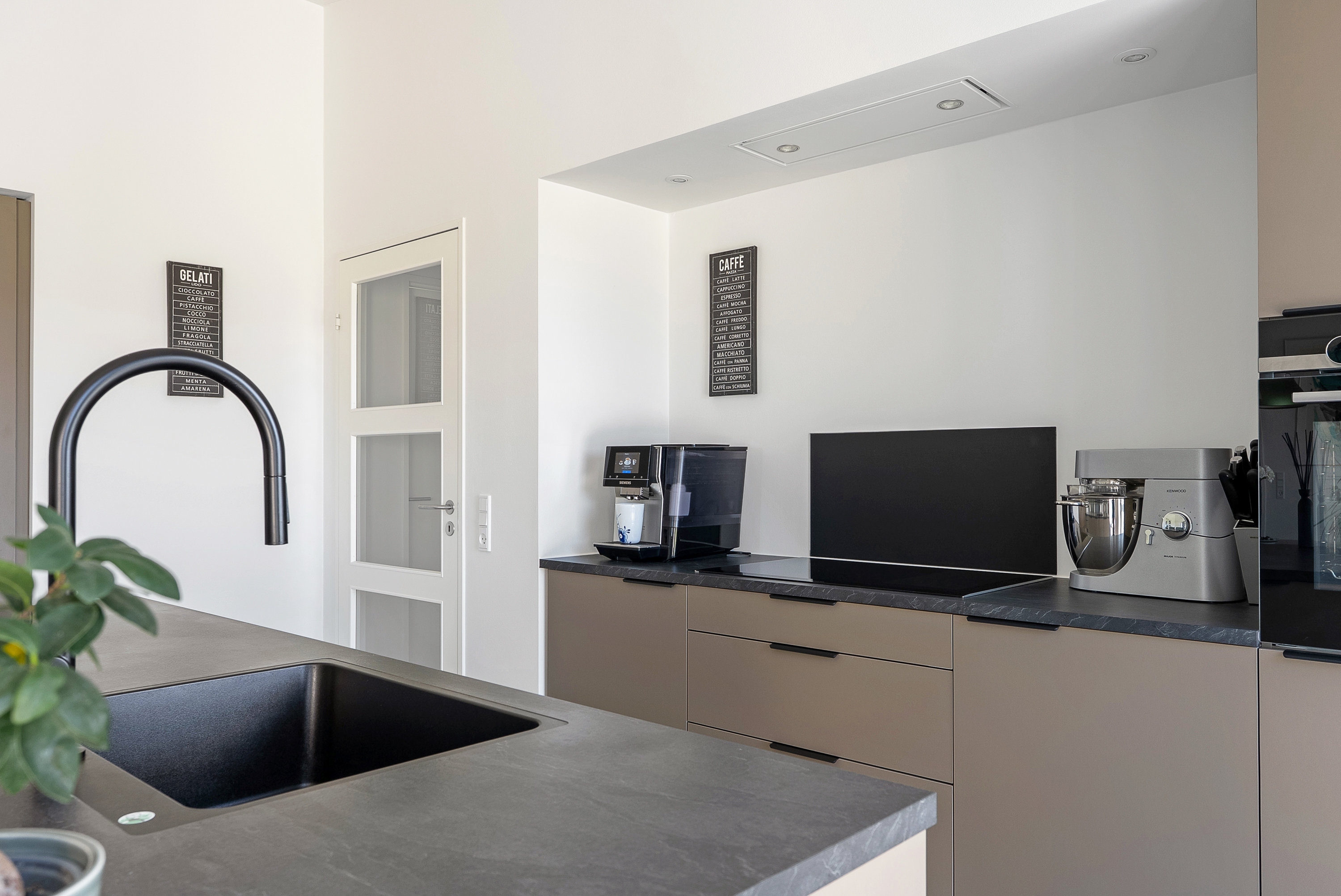 Fremhævet køkken billede i fuldskærmstilstand. Billede af Pilegårdsvænget 74, Nordmarken, 5471 Søndersø