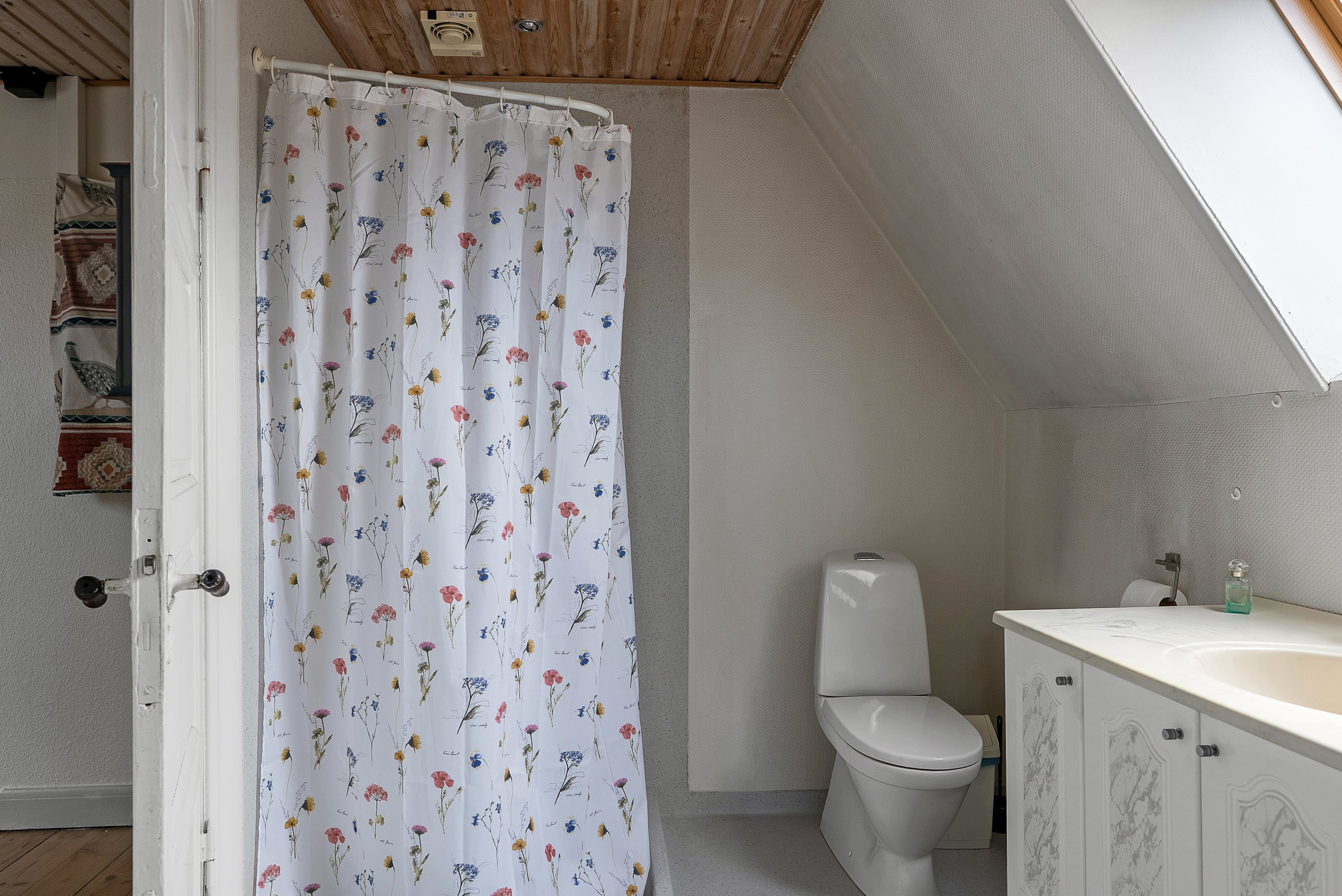 Fremhævet badeværelse billede i fuldskærmstilstand. Billede af Dronning Olgas Vej 28, 5000 Odense C