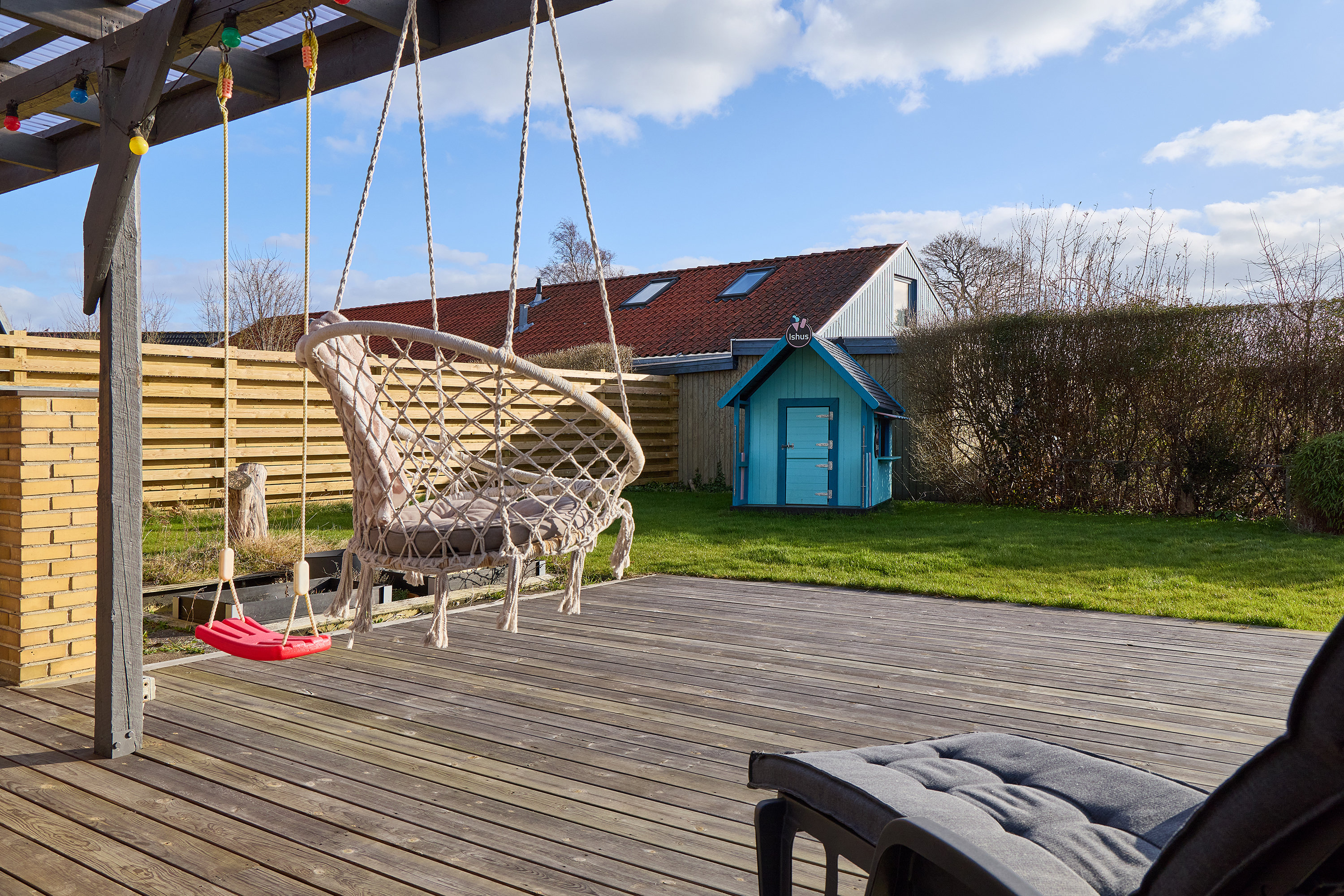Fremhævet terrasse billede i fuldskærmstilstand. Billede af Rørsangervej 9, 3650 Ølstykke