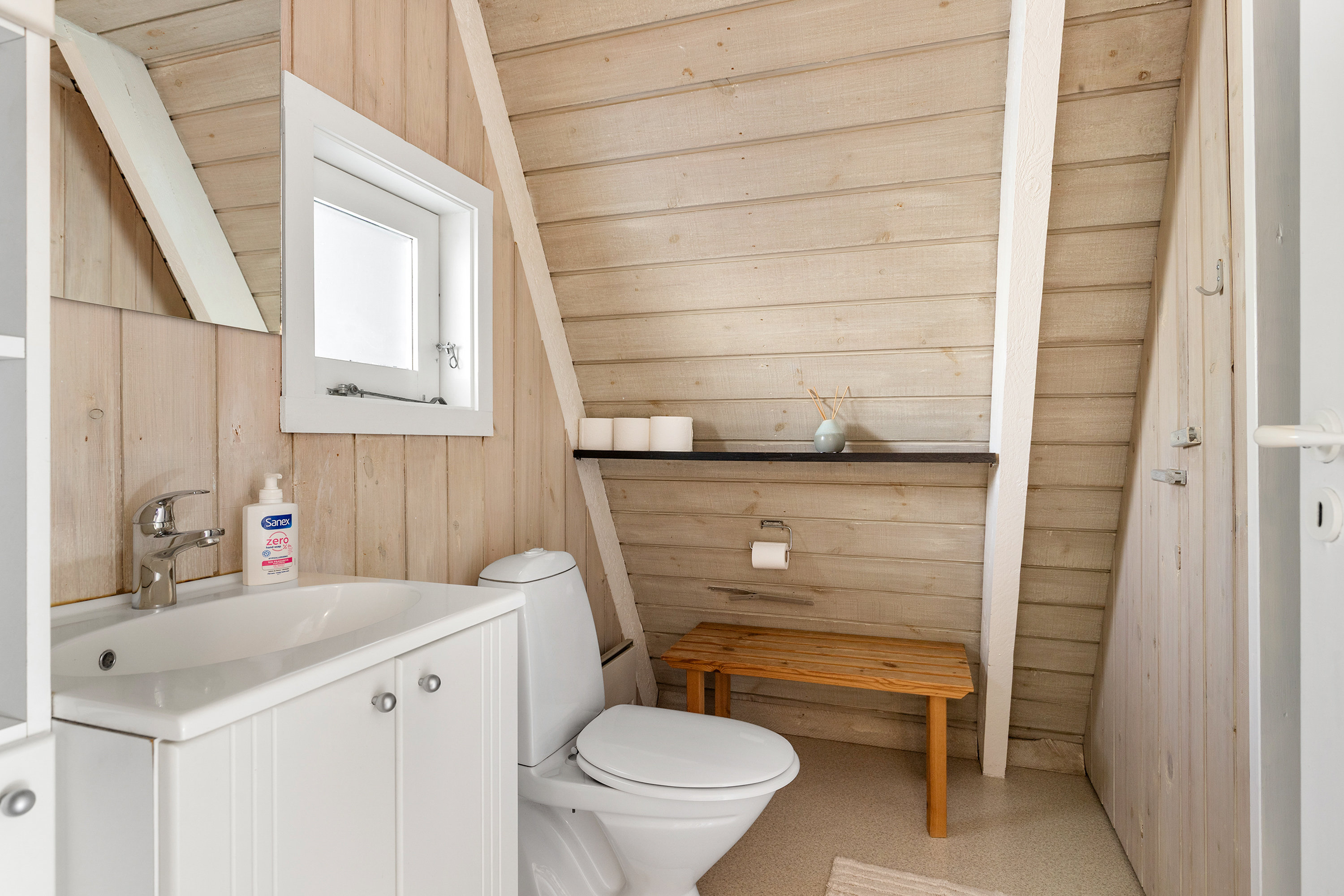 Fremhævet badeværelse billede i fuldskærmstilstand. Billede af Golfsvinget 72, Gatten, 9640 Farsø