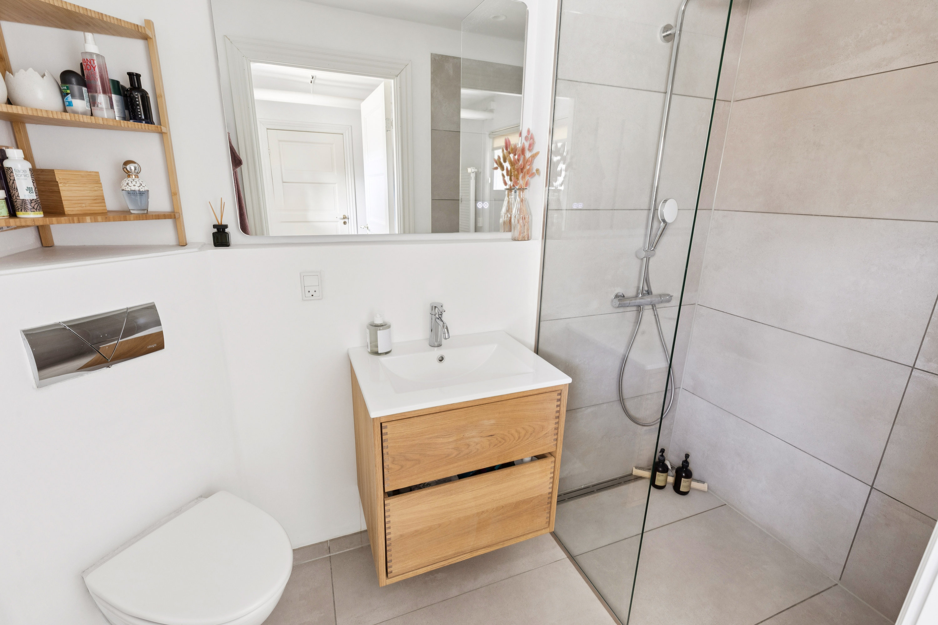 Fremhævet badeværelse billede i fuldskærmstilstand. Billede af Jernbane Allé 8, st.. tv., 2720 Vanløse