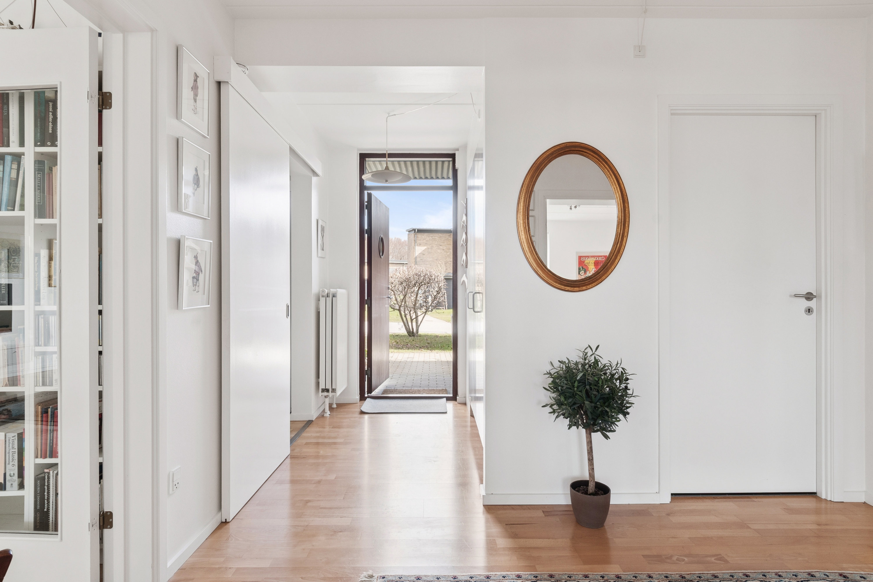 Fremhævet gang billede i fuldskærmstilstand. Billede af Roret 83, 3070 Snekkersten