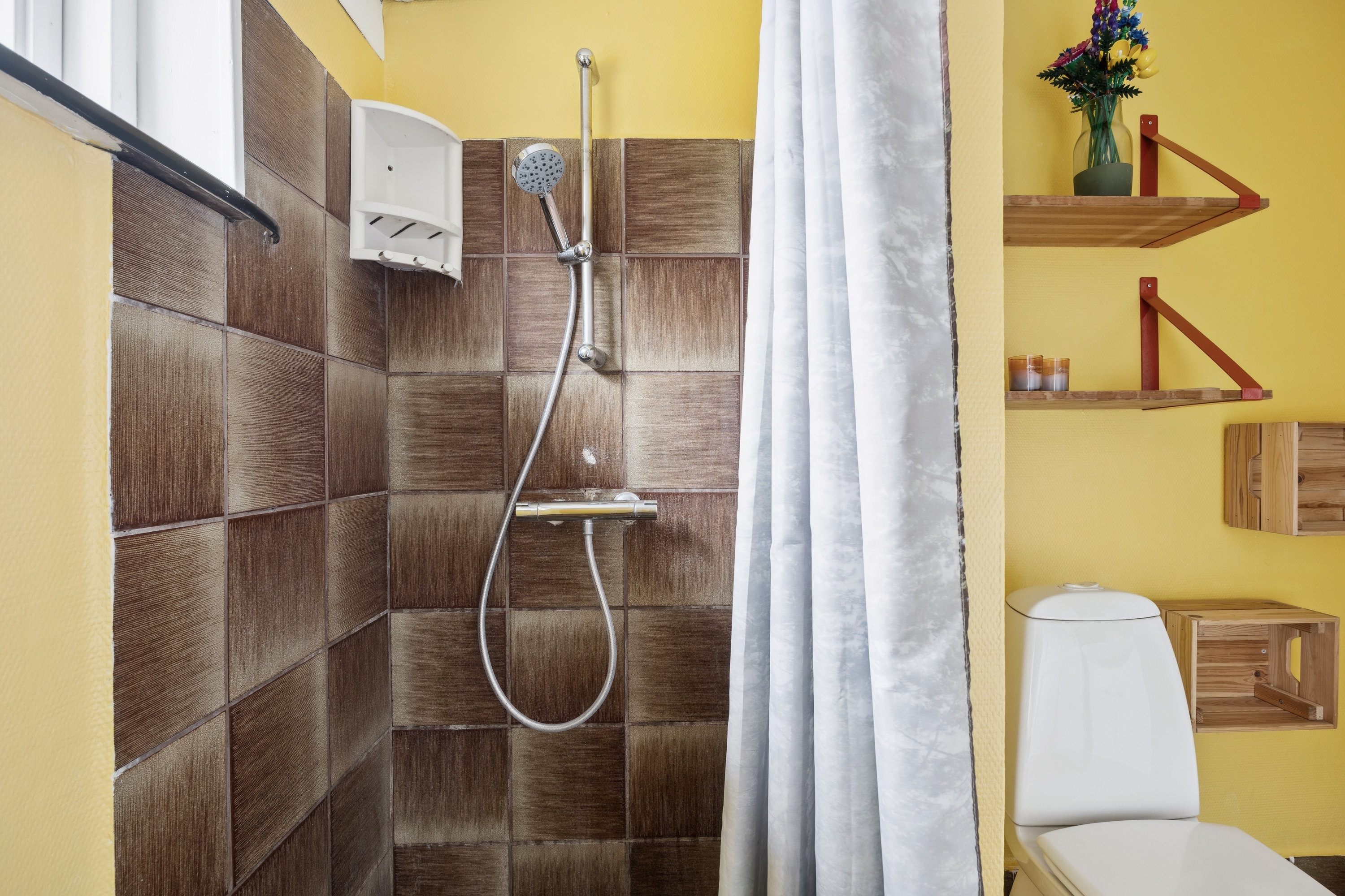 Fremhævet badeværelse billede i fuldskærmstilstand. Billede af Thorsvej 1, 4140 Borup