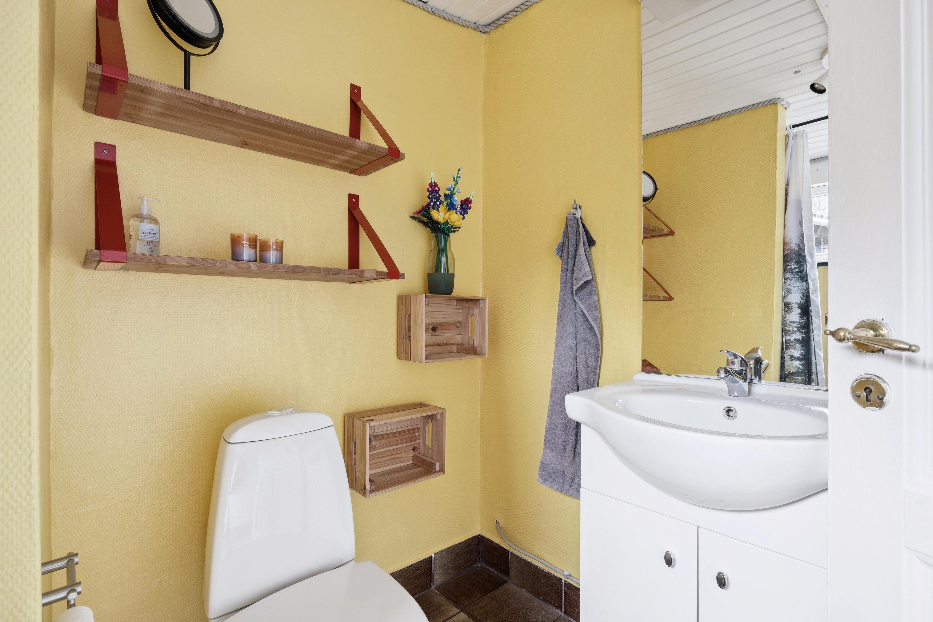 Fremhævet badeværelse billede i fuldskærmstilstand. Billede af Thorsvej 1, 4140 Borup