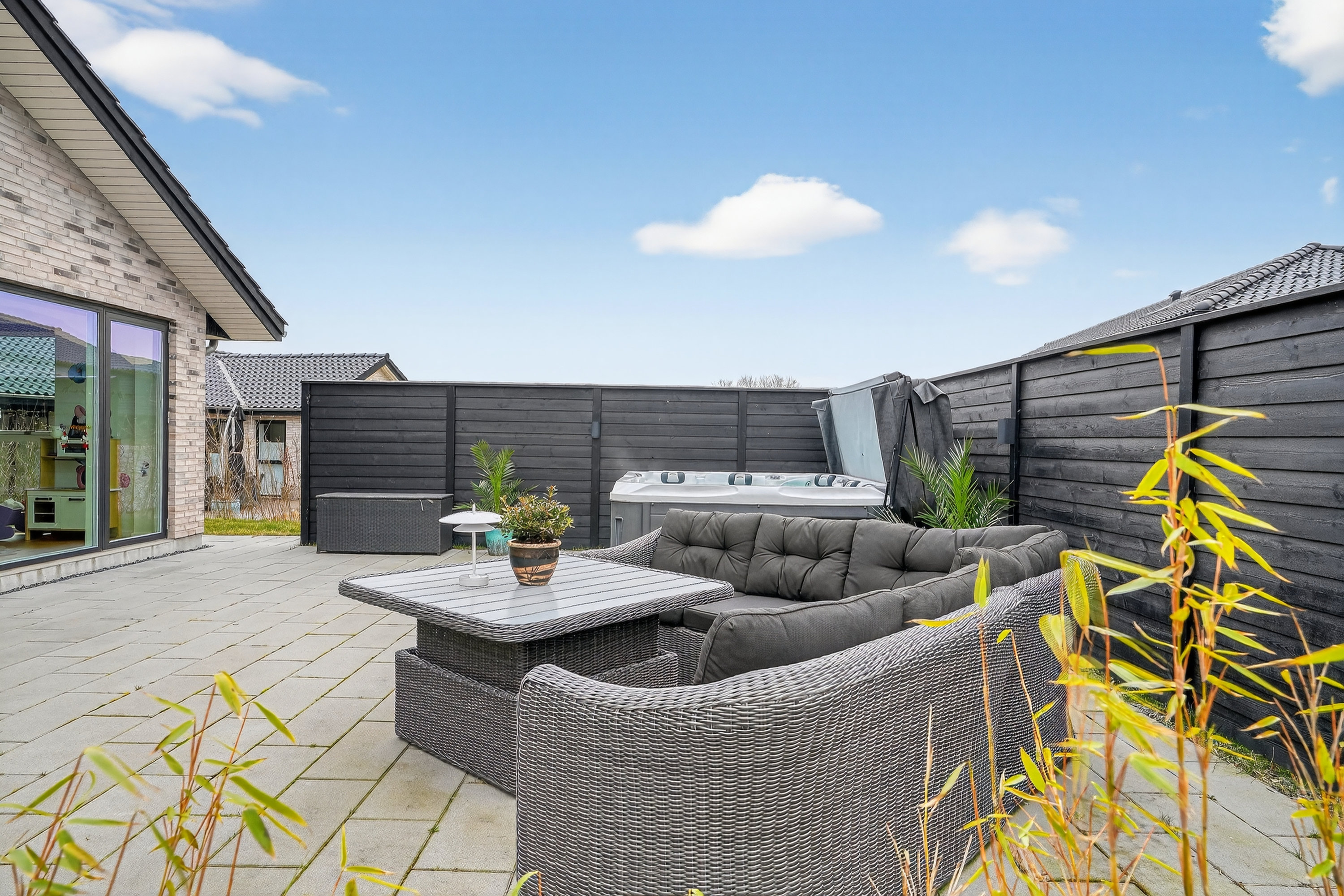 Fremhævet terrasse billede i fuldskærmstilstand. Billede af Godskes Bakke 3, 4390 Vipperød