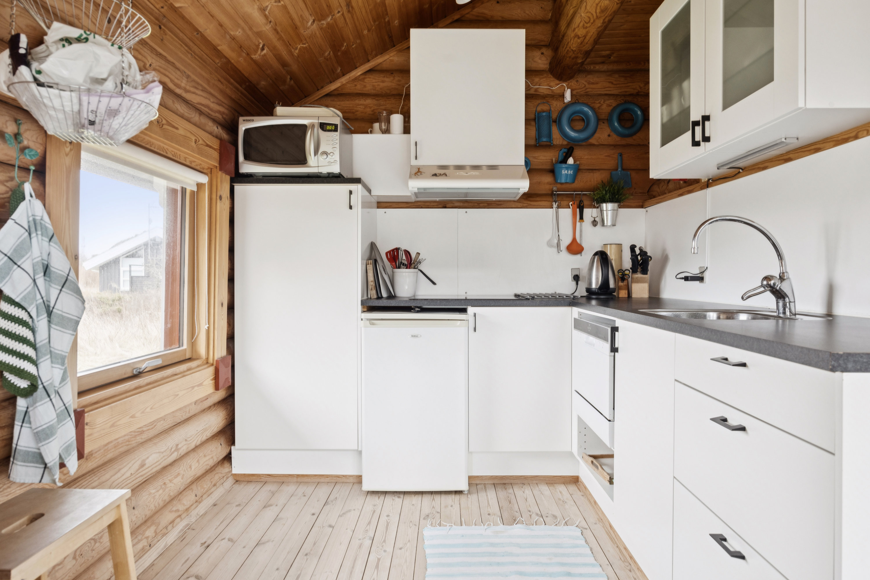 Fremhævet køkken billede i fuldskærmstilstand. Billede af Fyrreklitten 10, Tornby, 9850 Hirtshals