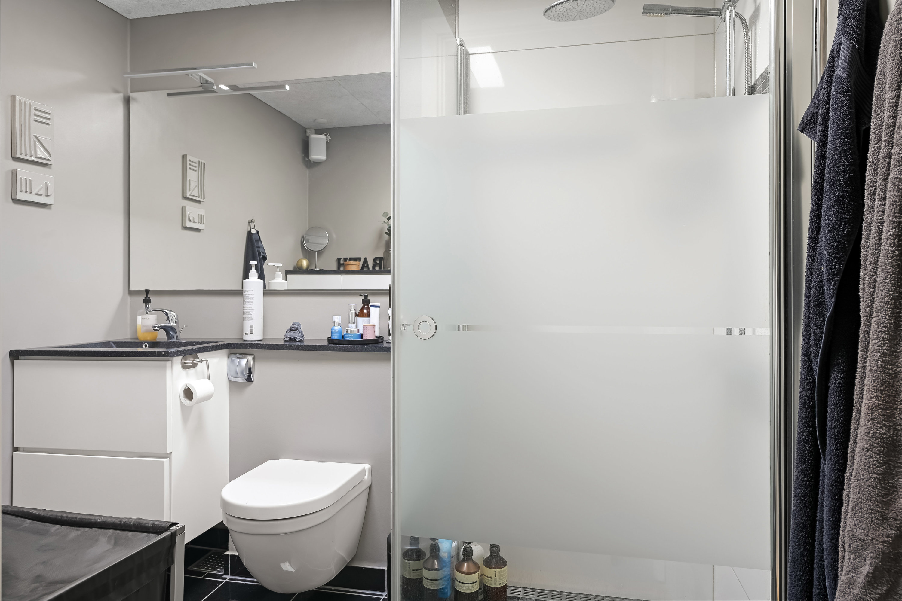 Fremhævet badeværelse billede i fuldskærmstilstand. Billede af Grønlandsparken 138A, 6715 Esbjerg N