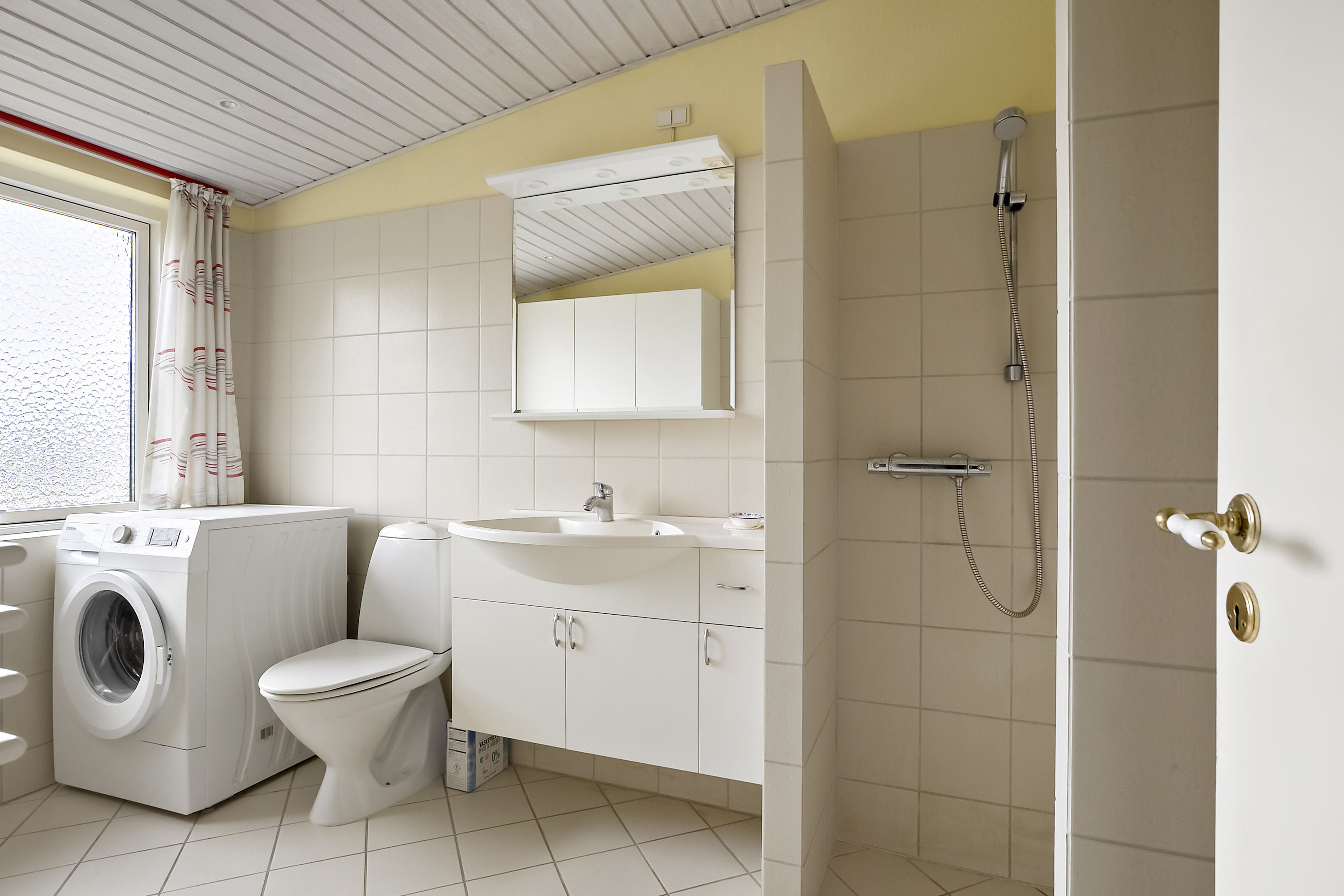 Fremhævet badeværelse billede i fuldskærmstilstand. Billede af Thorsvej 32, 6100 Haderslev