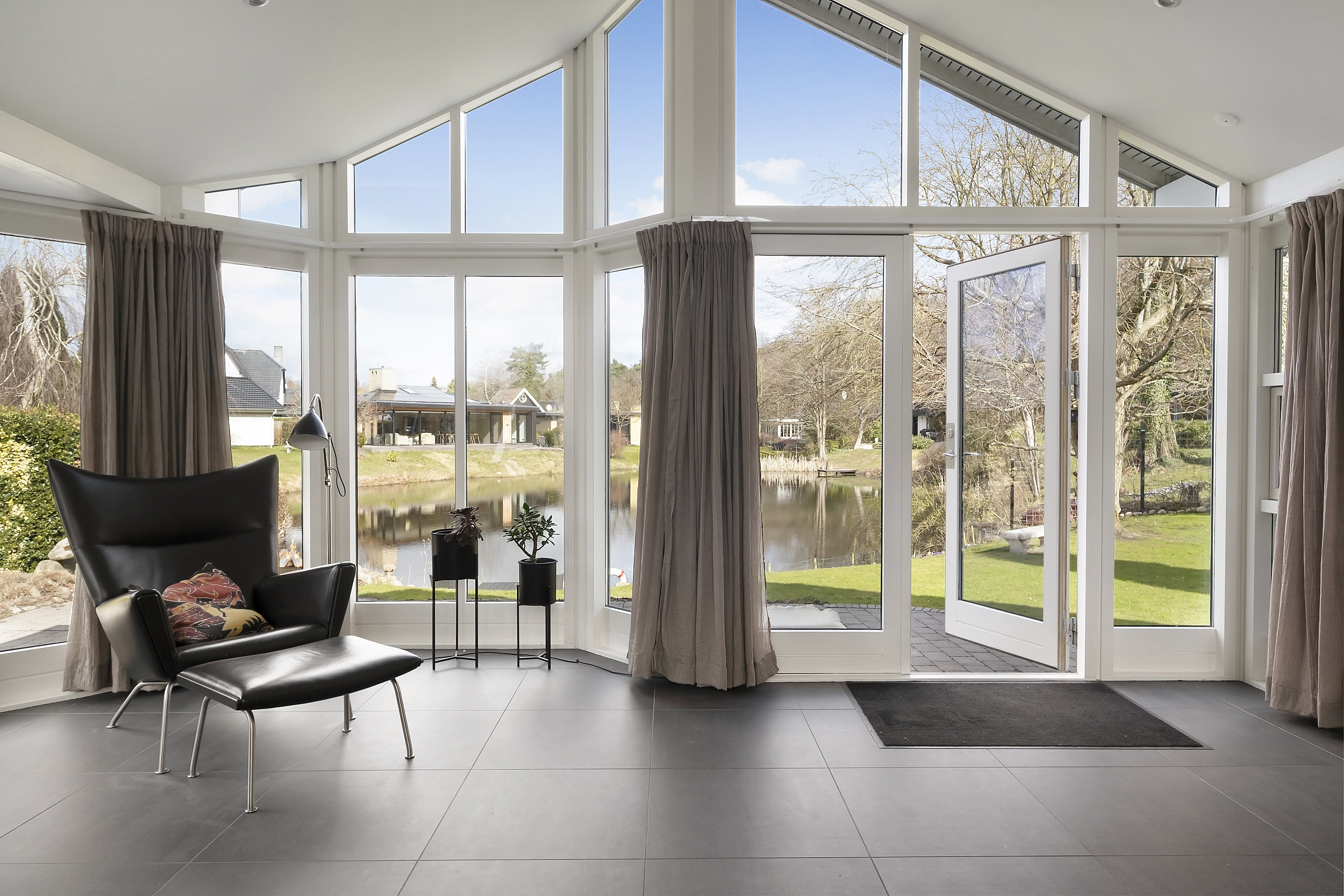 Fremhævet stue billede i fuldskærmstilstand. Billede af Hvidehusvej 36, 3450 Allerød