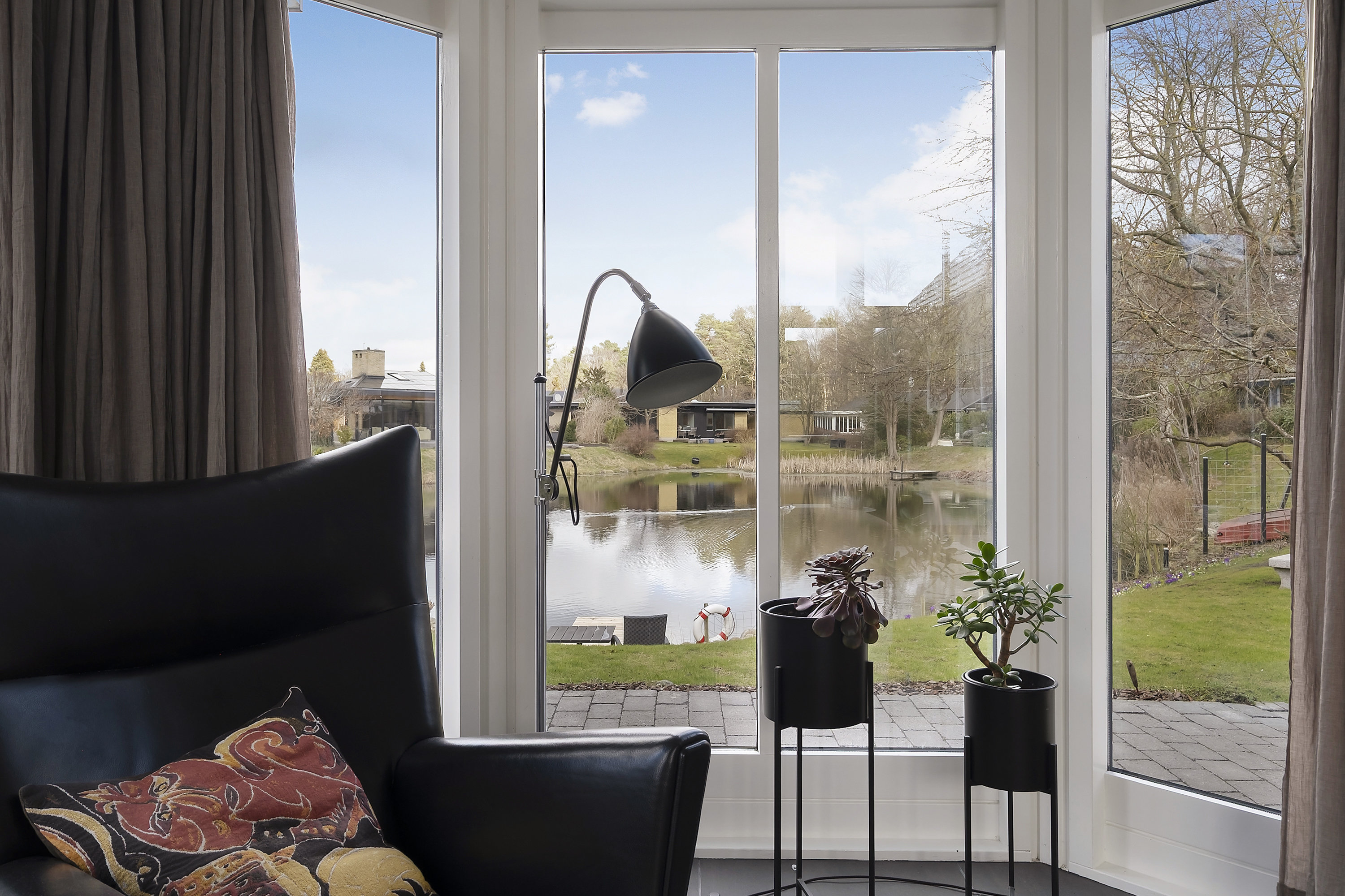 Fremhævet stue billede i fuldskærmstilstand. Billede af Hvidehusvej 36, 3450 Allerød