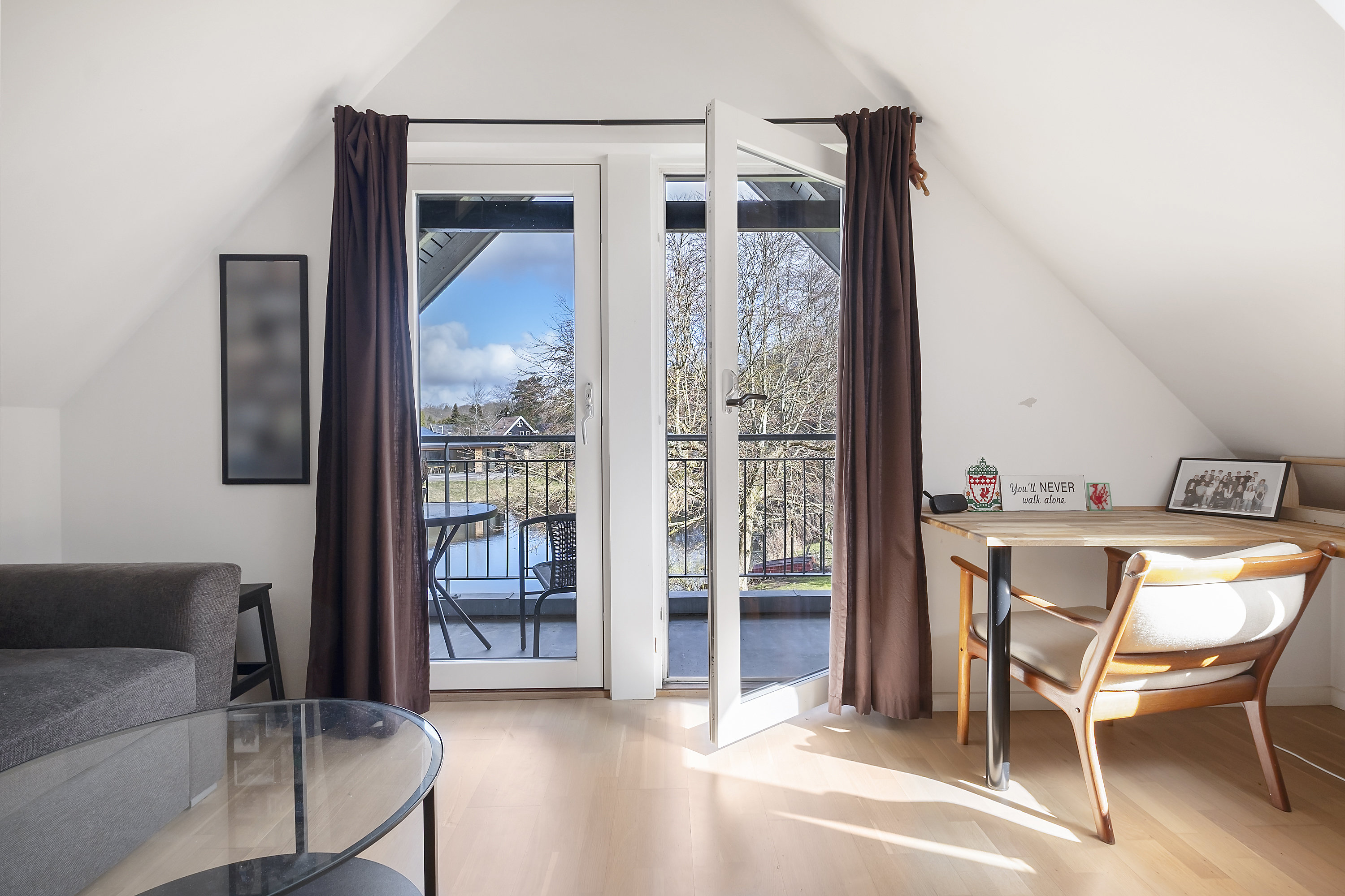 Fremhævet stue billede i fuldskærmstilstand. Billede af Hvidehusvej 36, 3450 Allerød