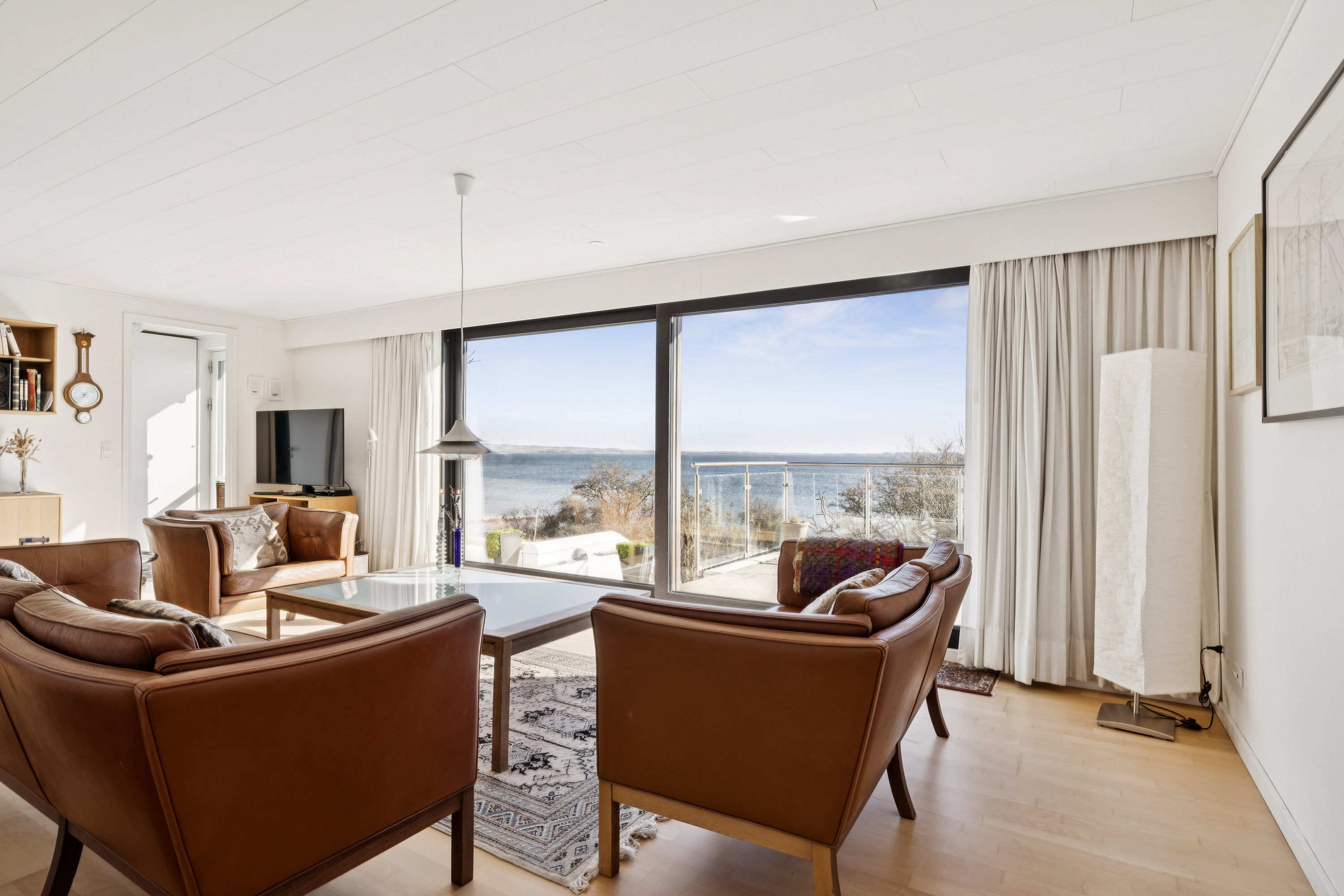 Fremhævet stue billede i fuldskærmstilstand. Billede af Strandvejen 134, Ugelbølle, 8410 Rønde