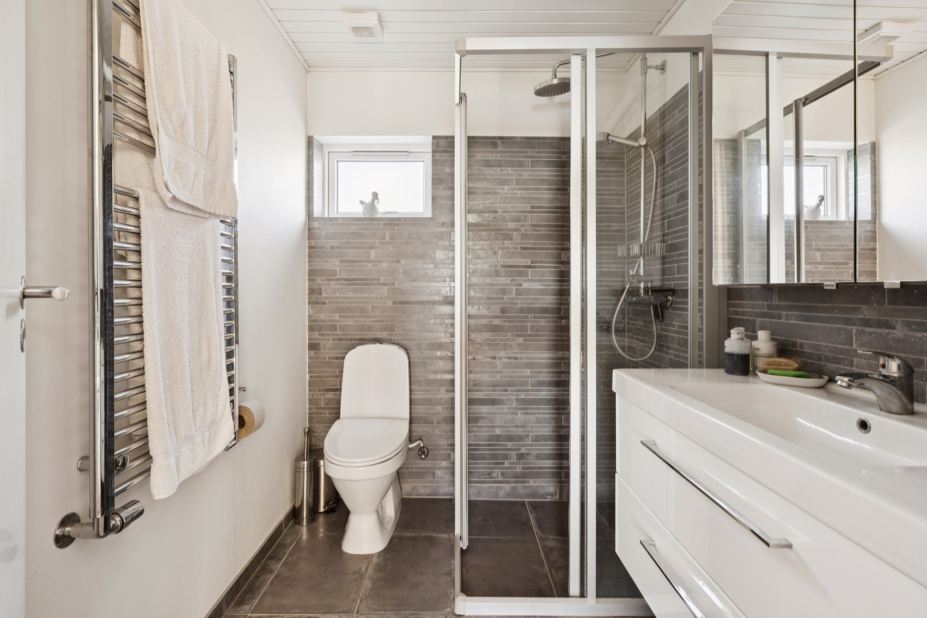 Fremhævet badeværelse billede i fuldskærmstilstand. Billede af Strandvejen 134, Ugelbølle, 8410 Rønde