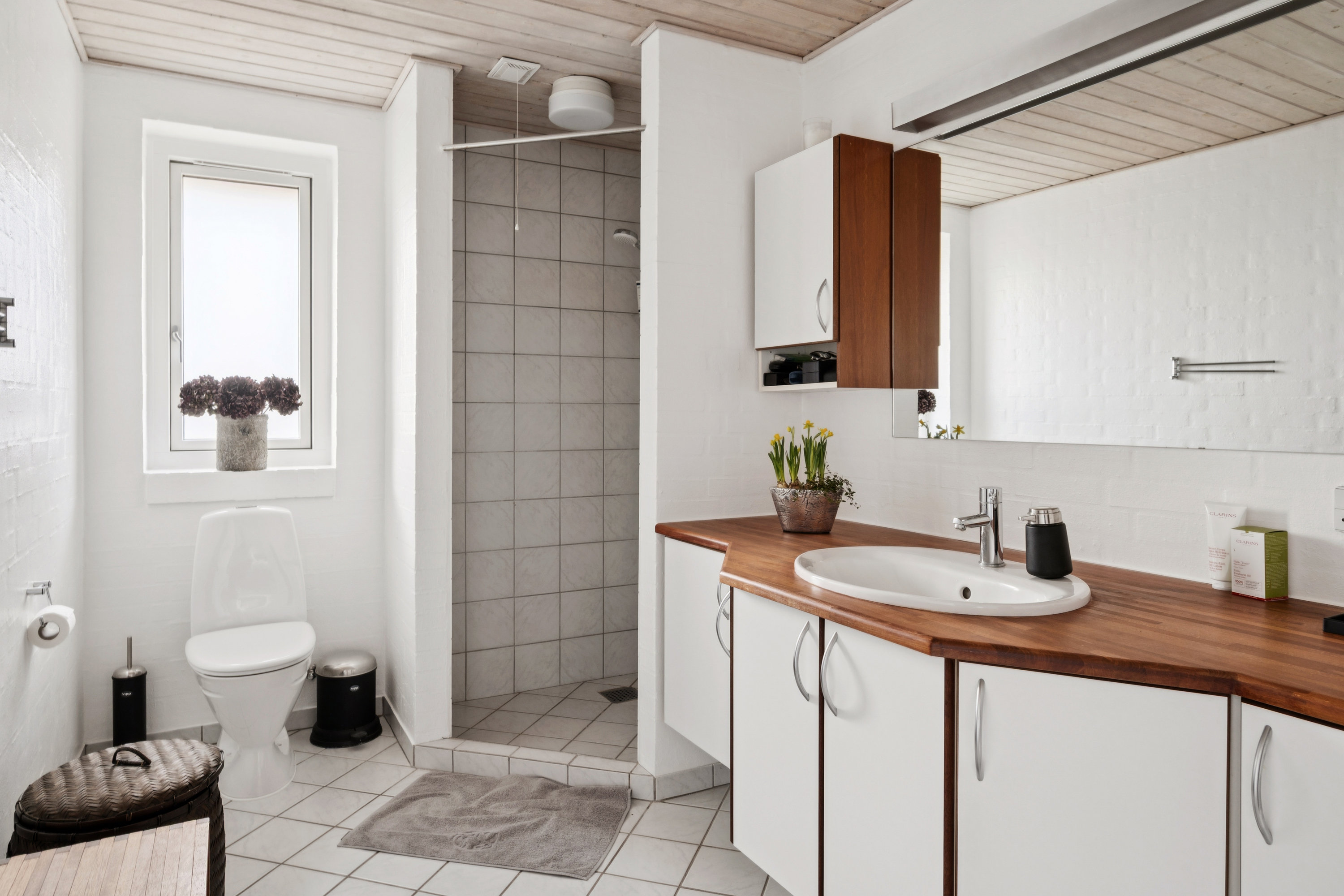 Fremhævet badeværelse billede i fuldskærmstilstand. Billede af Søndermarken 97, Søften, 8382 Hinnerup