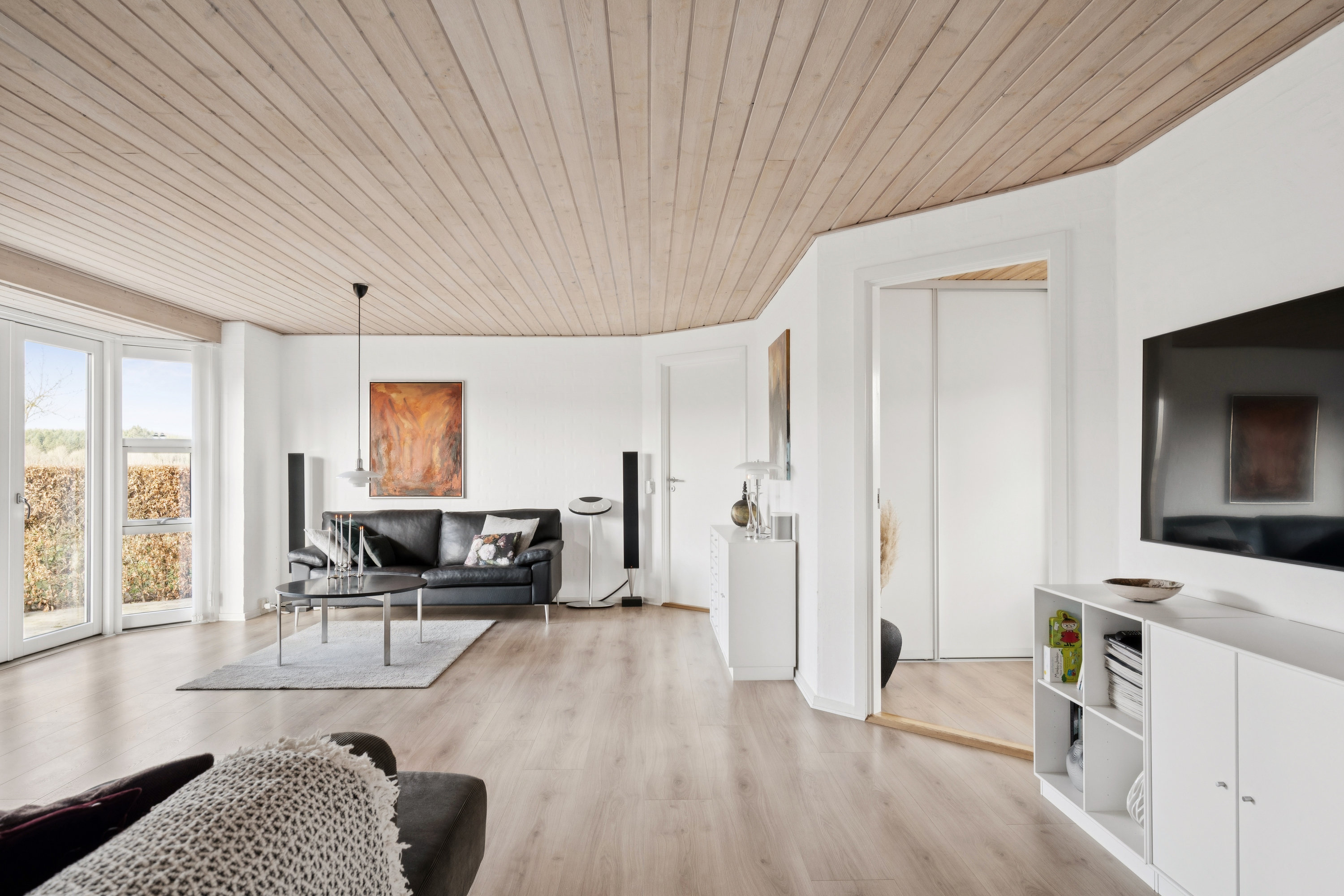 Fremhævet stue billede i fuldskærmstilstand. Billede af Søndermarken 97, Søften, 8382 Hinnerup