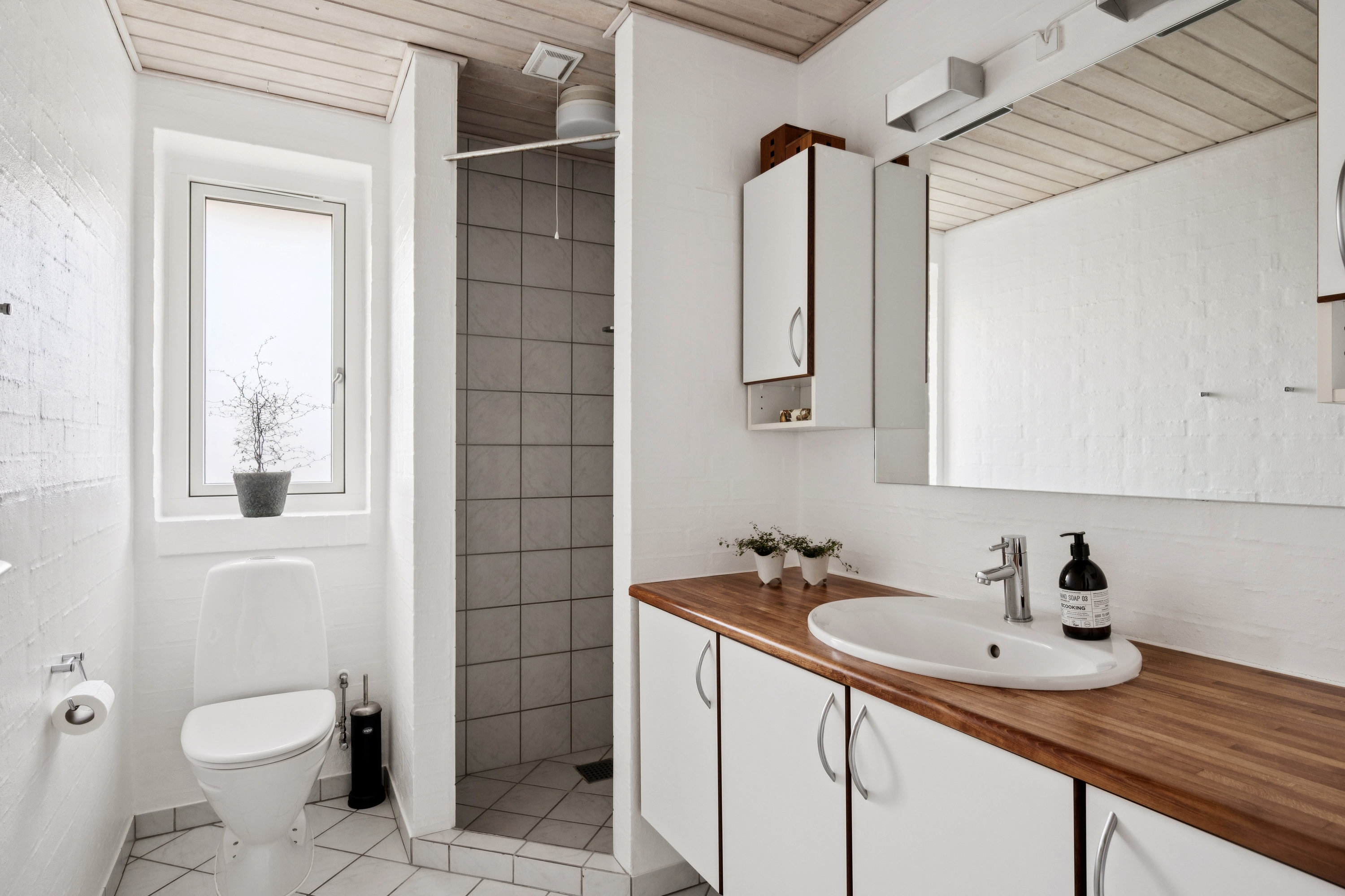 Fremhævet badeværelse billede i fuldskærmstilstand. Billede af Søndermarken 97, Søften, 8382 Hinnerup