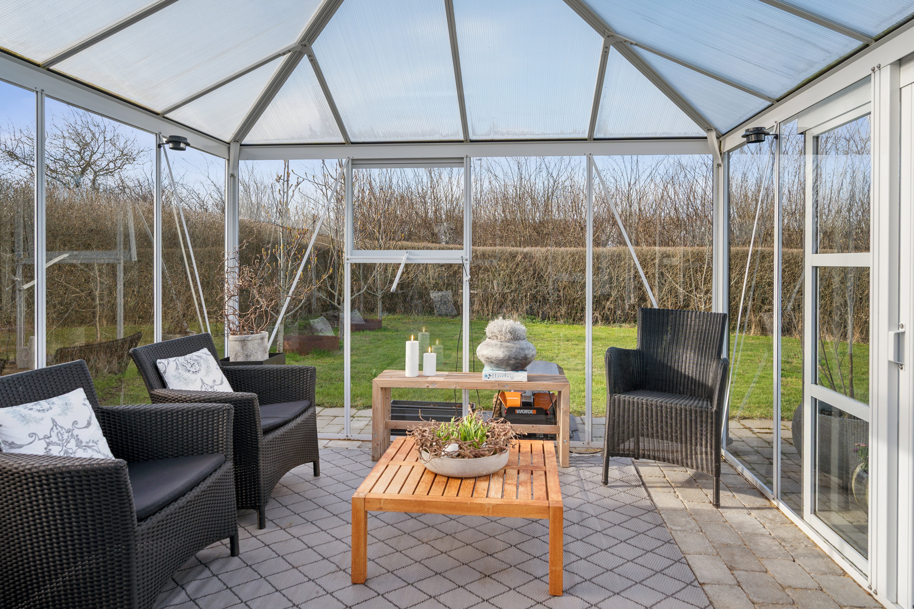 Fremhævet terrasse billede i fuldskærmstilstand. Billede af Søndermarken 97, Søften, 8382 Hinnerup