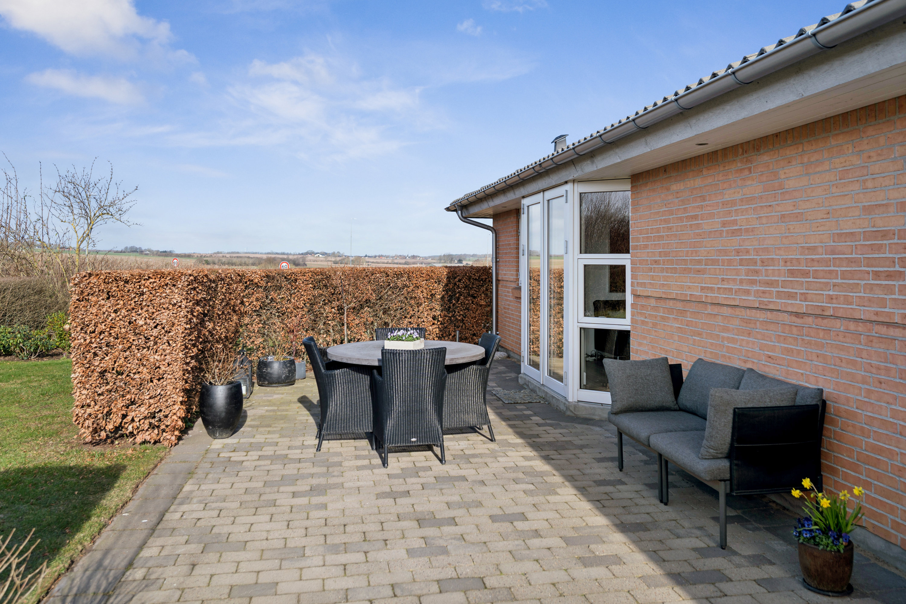 Fremhævet terrasse billede i fuldskærmstilstand. Billede af Søndermarken 97, Søften, 8382 Hinnerup