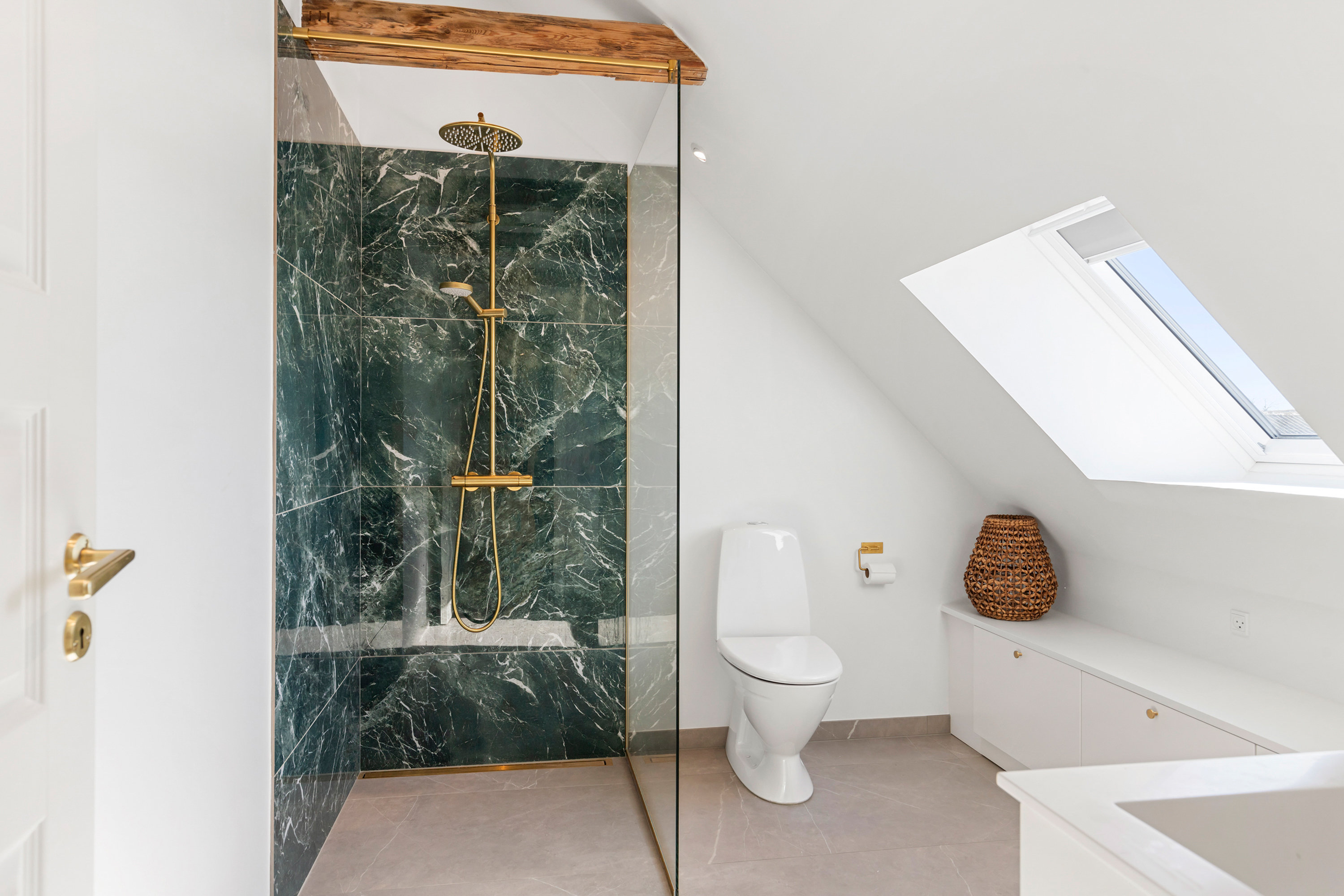 Fremhævet badeværelse billede i fuldskærmstilstand. Billede af Kattedamsvej 32, 9440 Aabybro