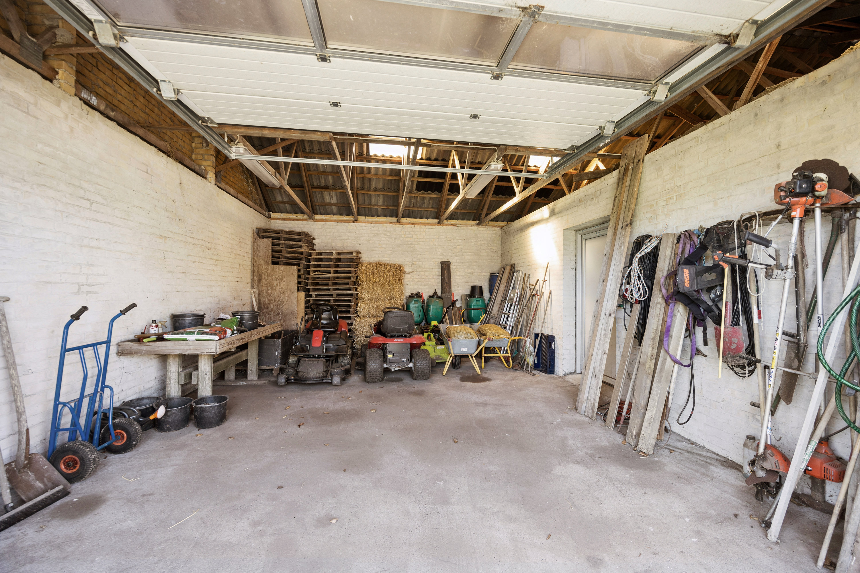 Fremhævet garage billede i fuldskærmstilstand. Billede af Houvej 225, 9362 Gandrup