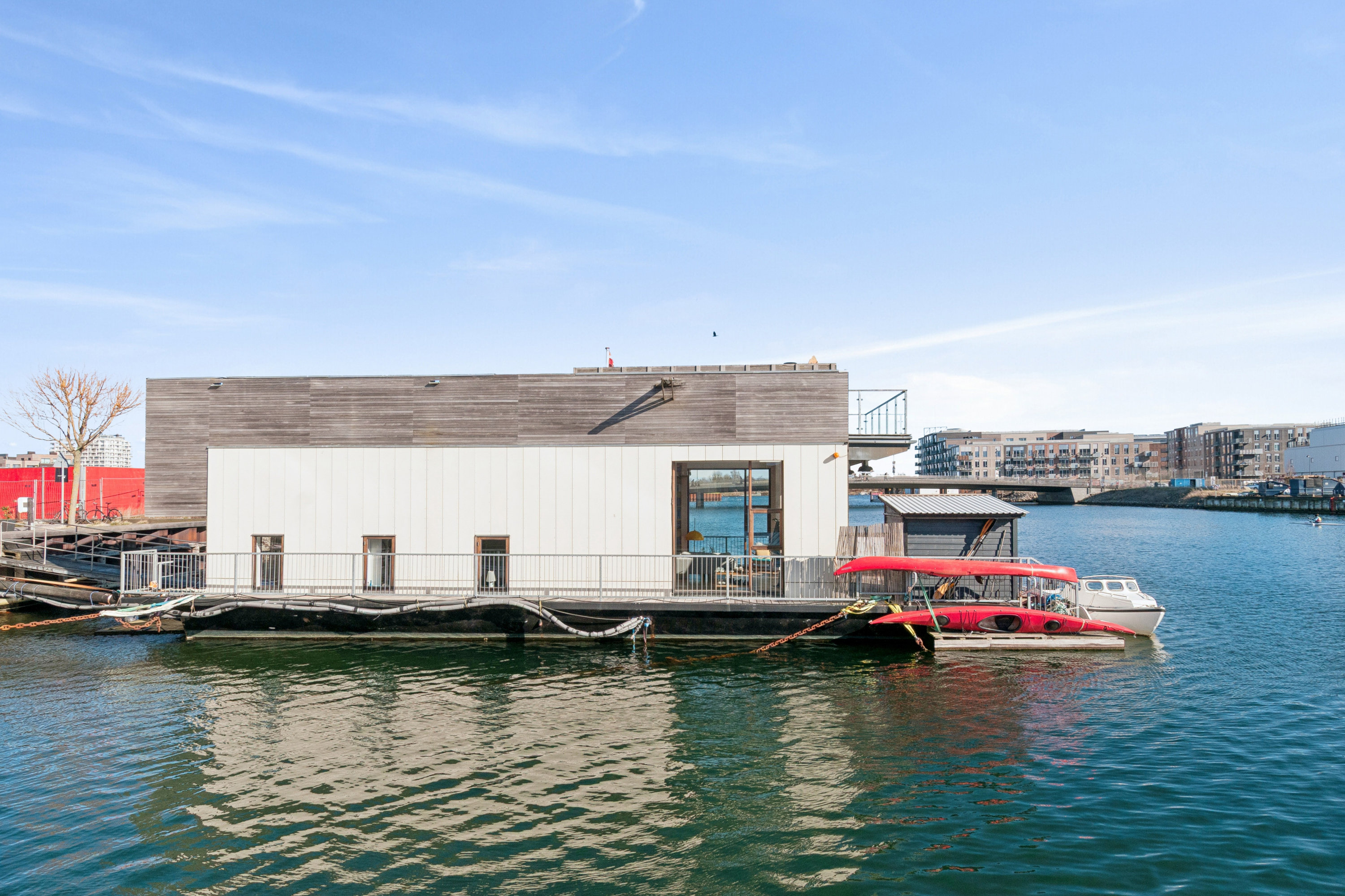 Fremhævet omgivelser billede i fuldskærmstilstand. Billede af Linus Paulings Vej 1, 2450 København SV