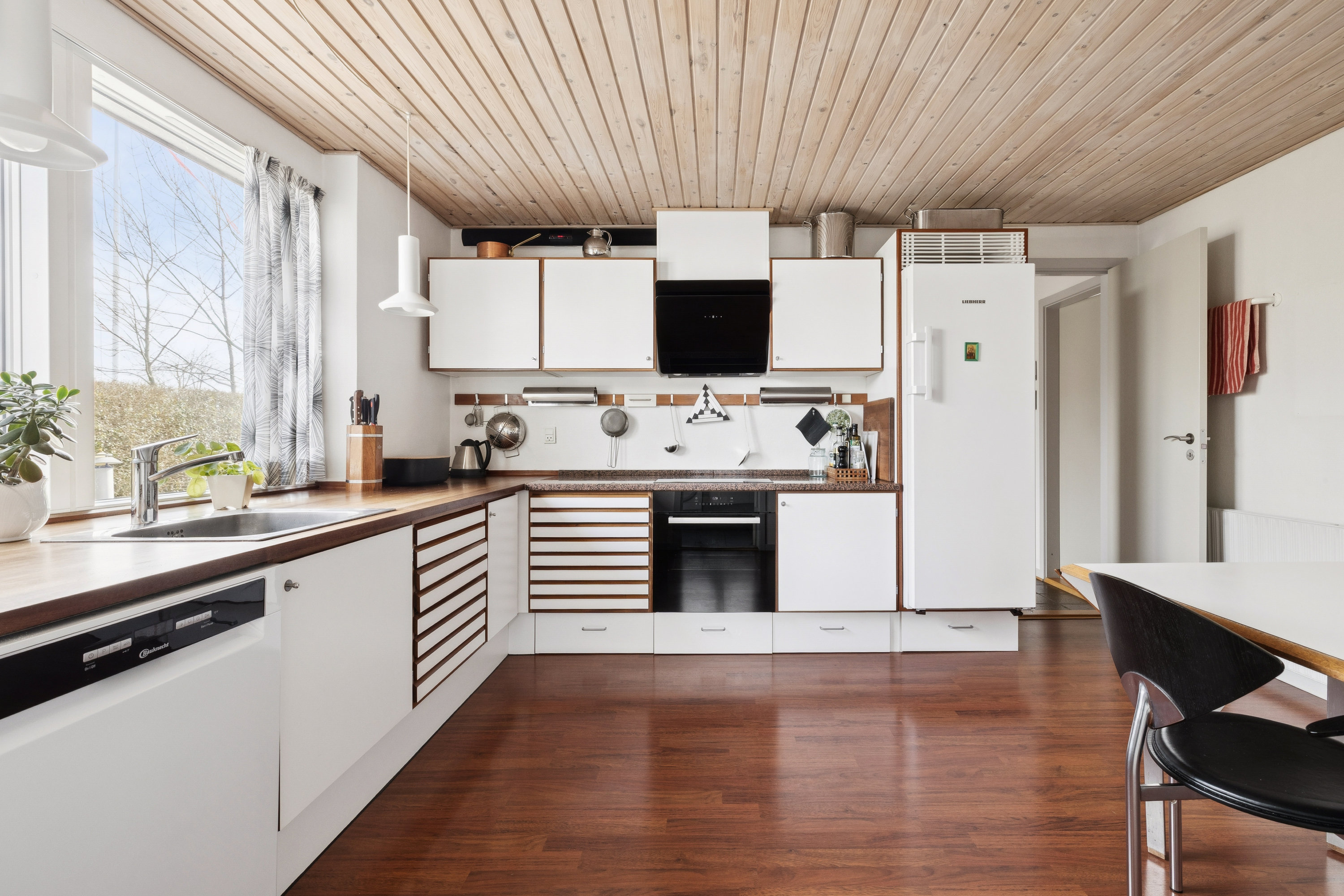 Fremhævet køkken billede i fuldskærmstilstand. Billede af Skrænten 12, Vrold, 8660 Skanderborg