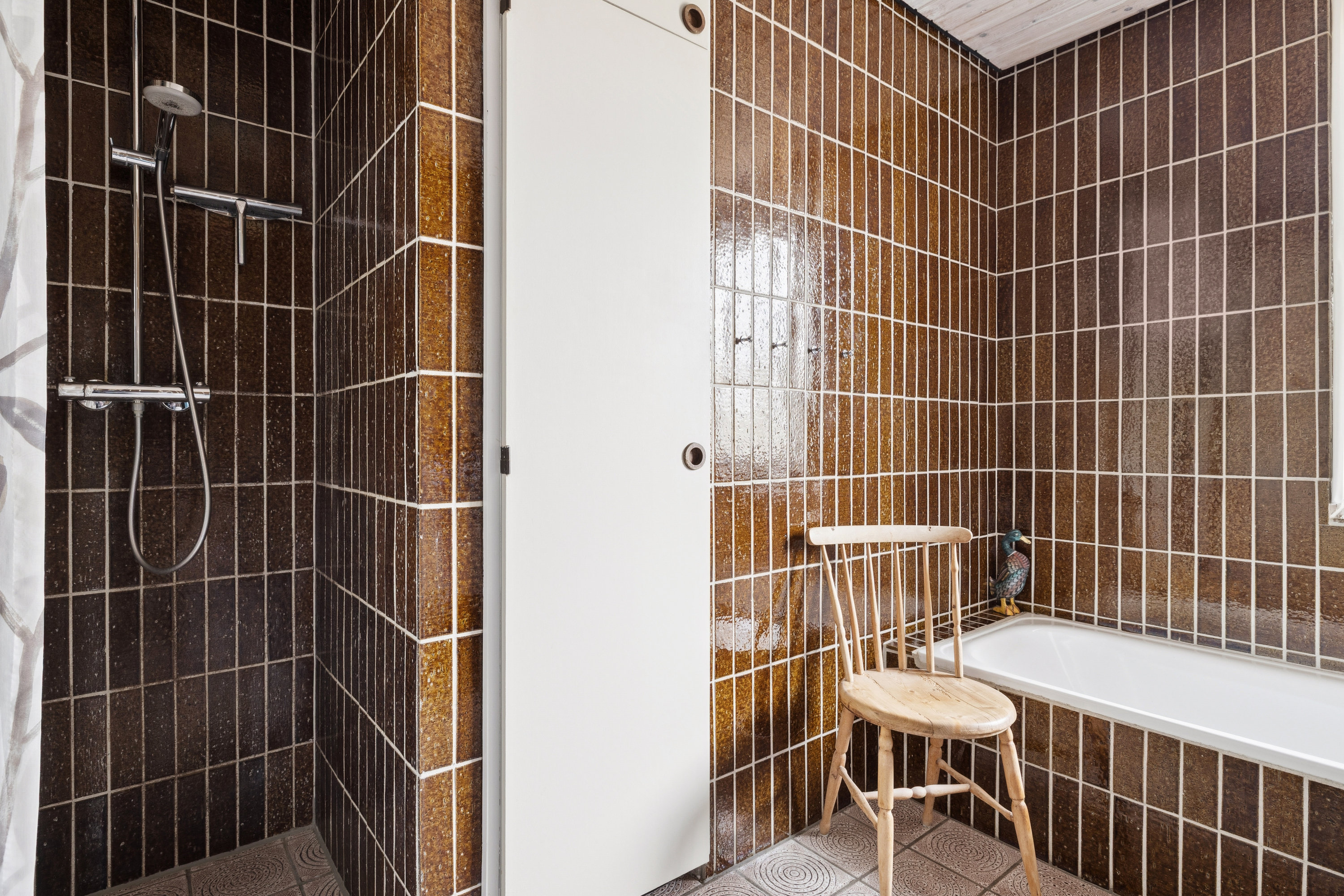 Fremhævet badeværelse billede i fuldskærmstilstand. Billede af Skrænten 12, Vrold, 8660 Skanderborg