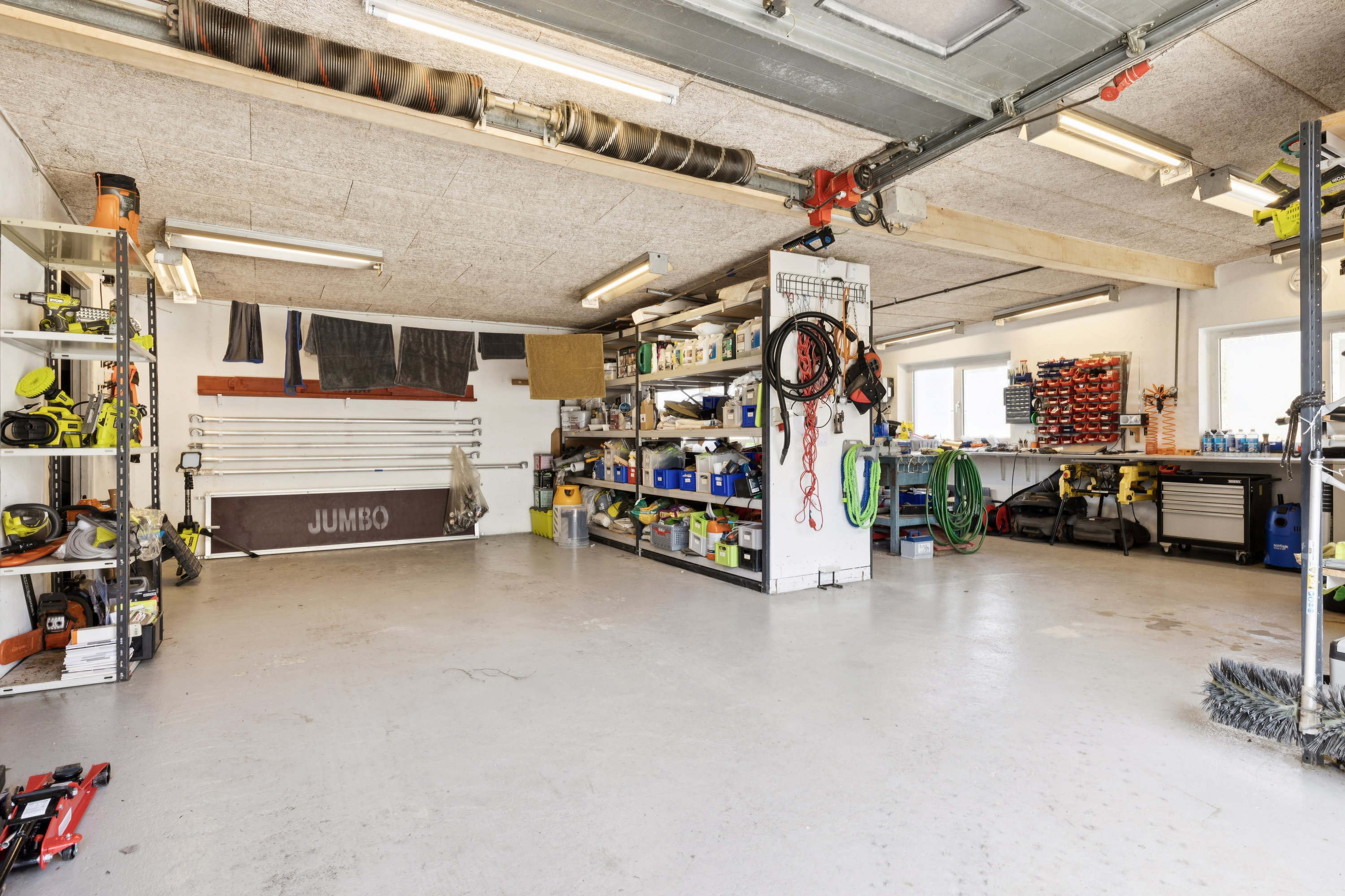 Fremhævet garage billede i fuldskærmstilstand. Billede af Tinghøjvej 114, 8541 Skødstrup