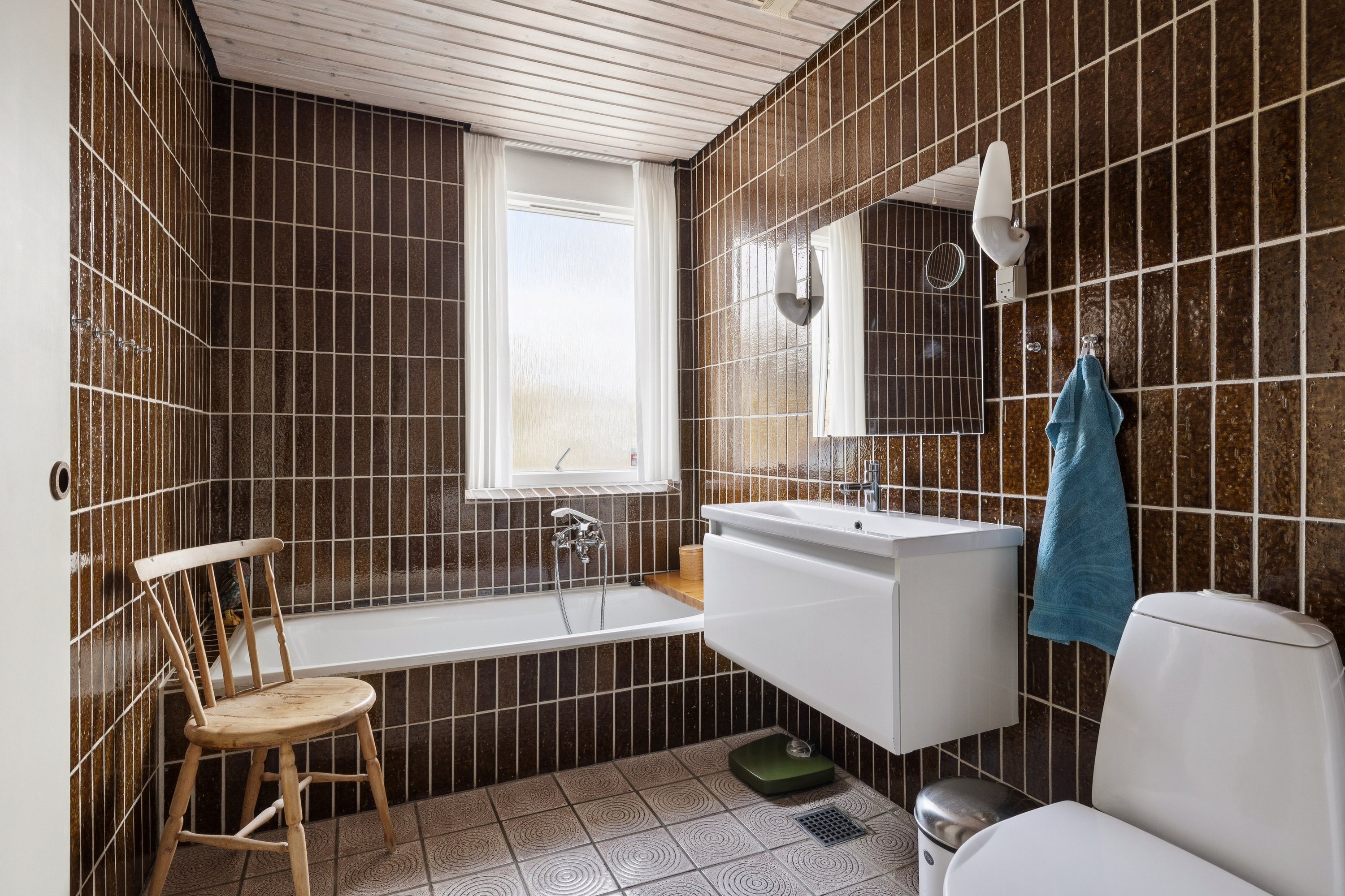 Fremhævet badeværelse billede i fuldskærmstilstand. Billede af Skrænten 12, Vrold, 8660 Skanderborg