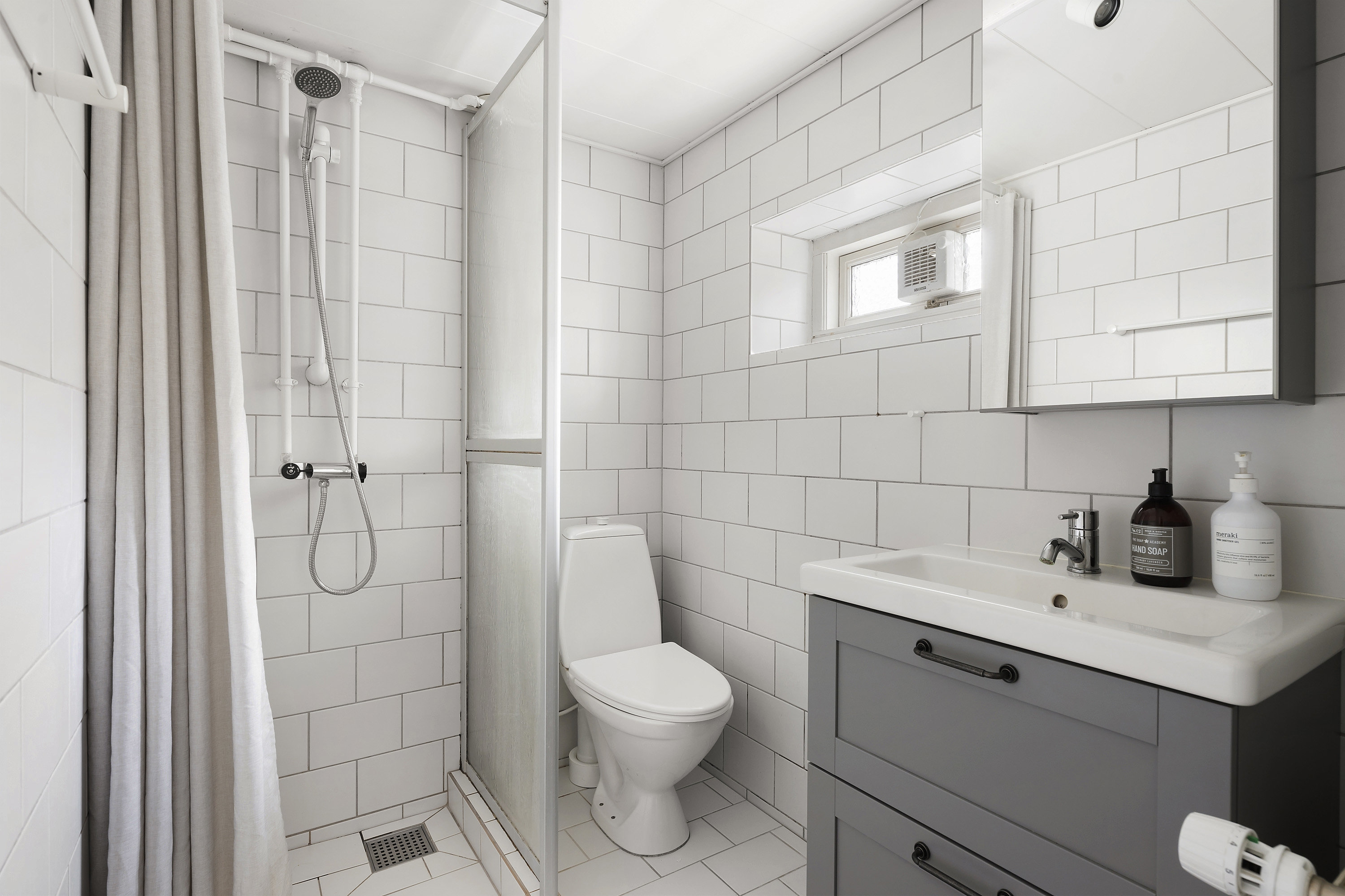 Fremhævet badeværelse billede i fuldskærmstilstand. Billede af Kollegiehaven 9, 2920 Charlottenlund