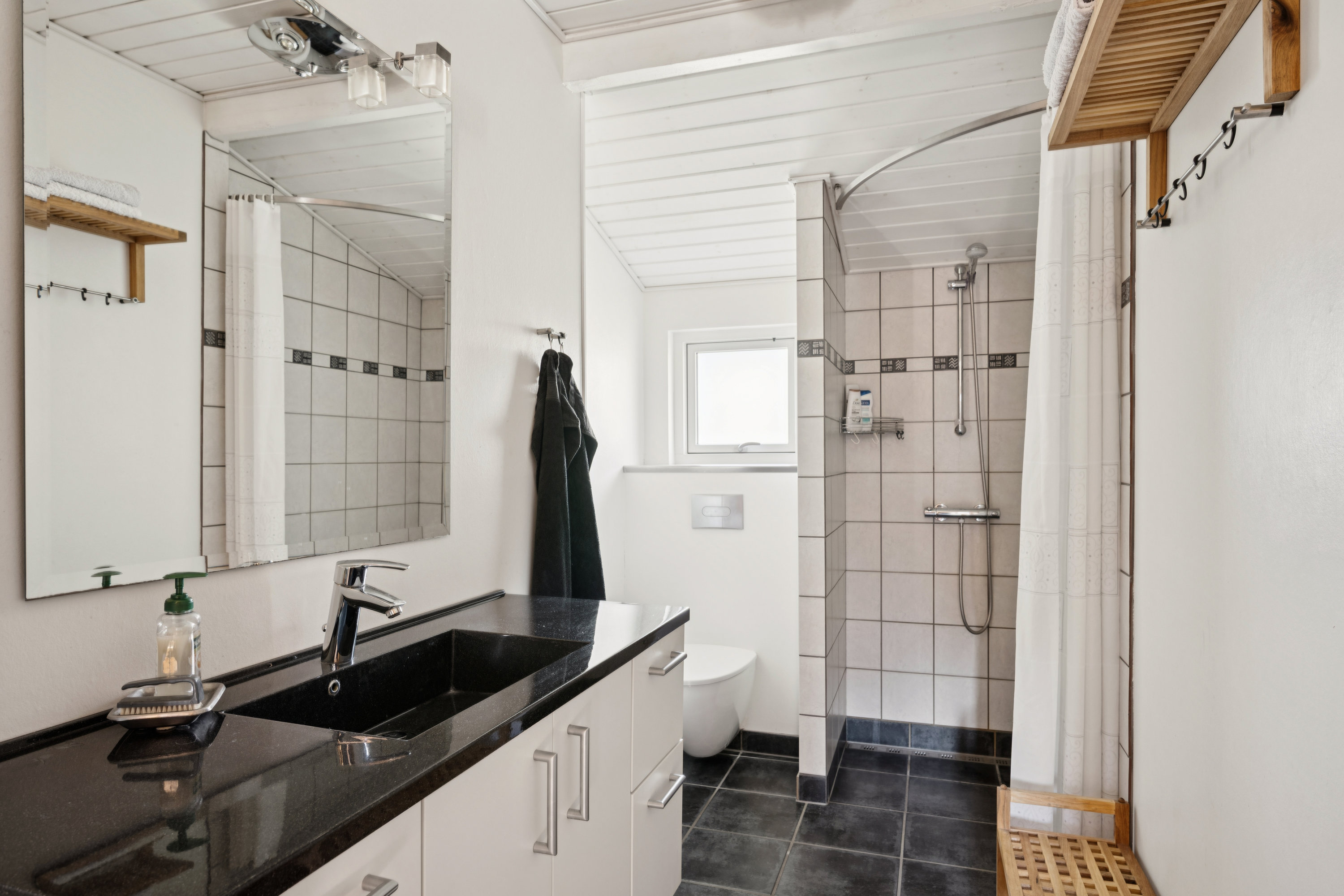 Fremhævet badeværelse billede i fuldskærmstilstand. Billede af Brunkløvervej 14, Øer Strand, 8400 Ebeltoft