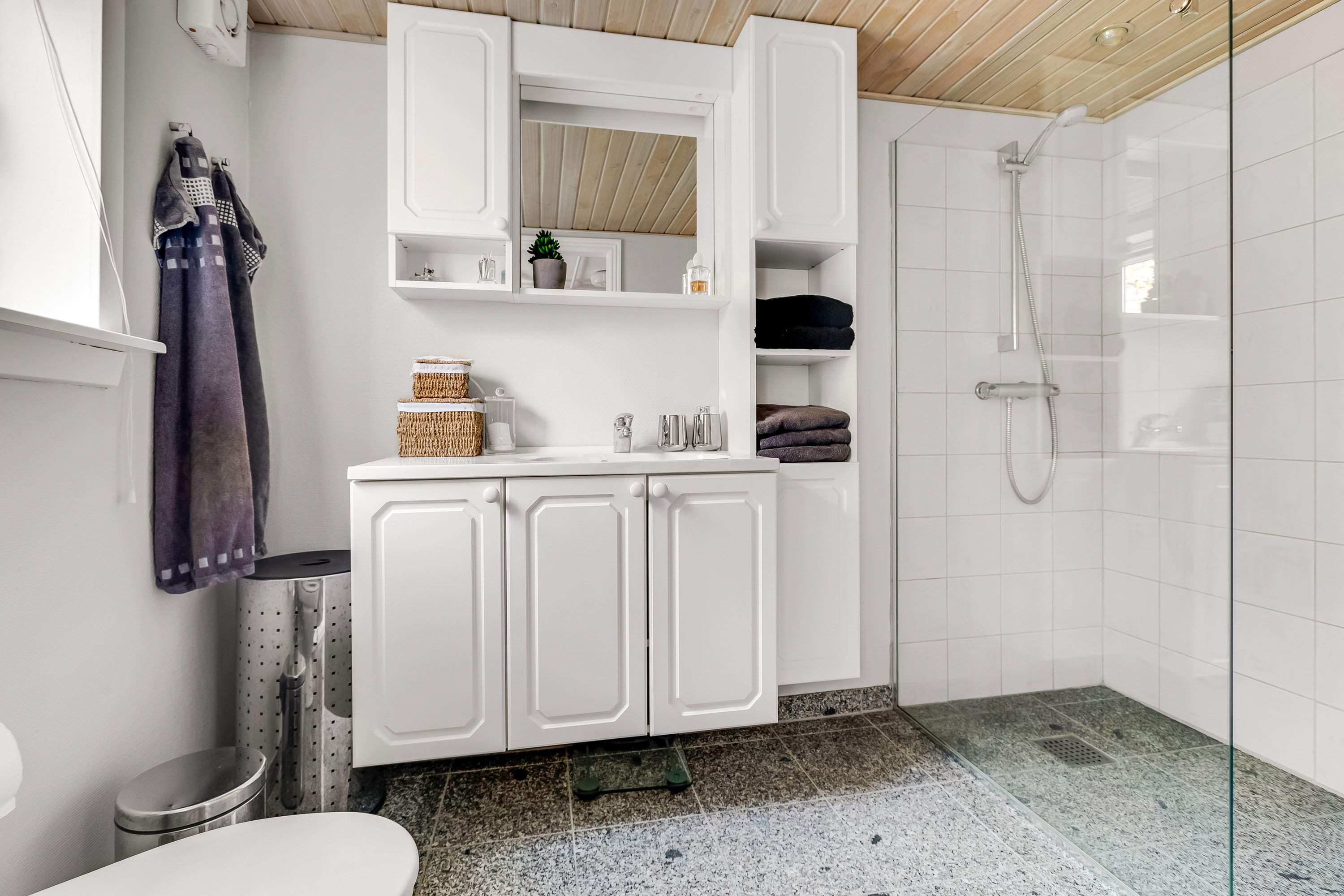 Fremhævet badeværelse billede i fuldskærmstilstand. Billede af Lindevej 5, 7620 Lemvig