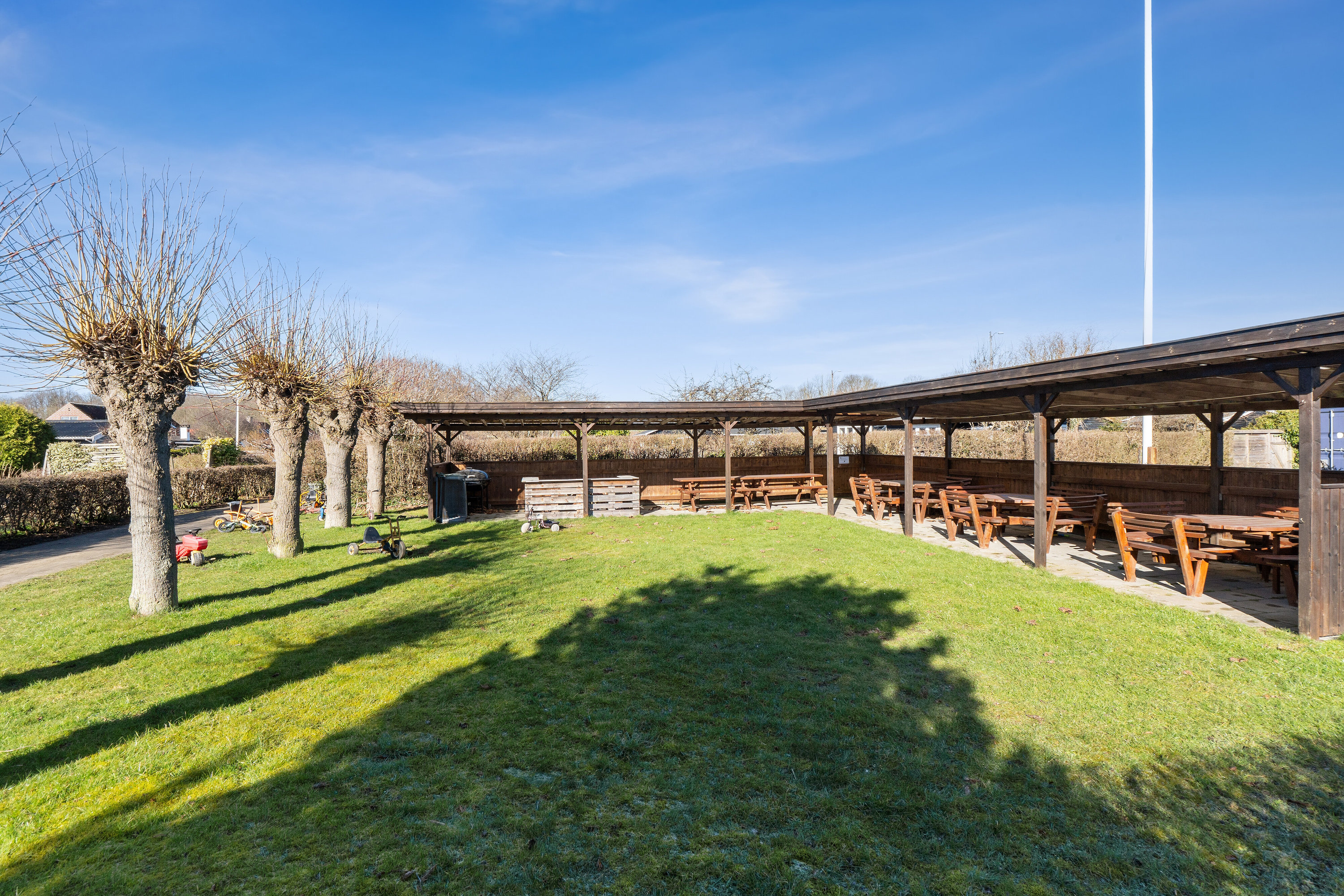 Fremhævet set fra haven billede i fuldskærmstilstand. Billede af Solsikkestien 16, 2610 Rødovre