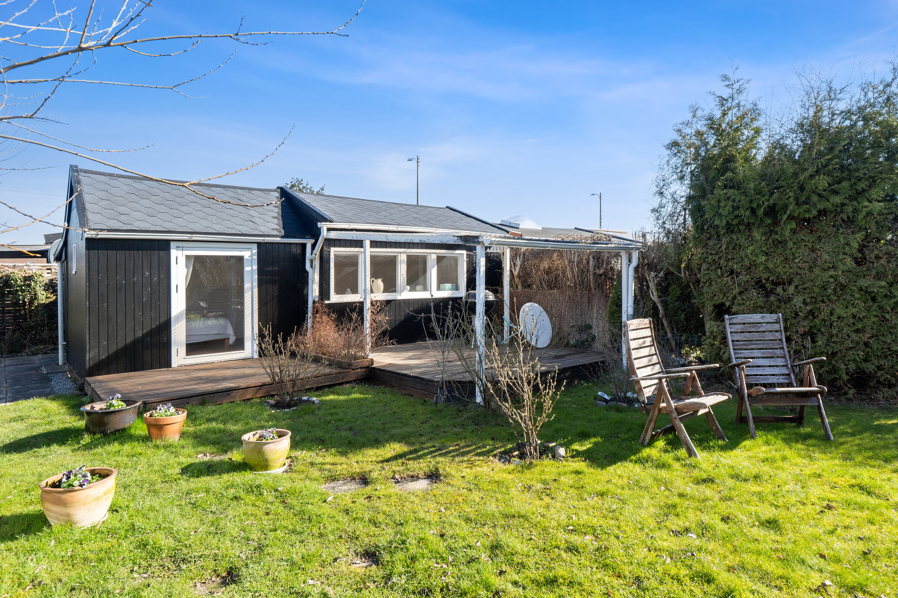 Fremhævet set fra haven billede i fuldskærmstilstand. Billede af Solsikkestien 16, 2610 Rødovre