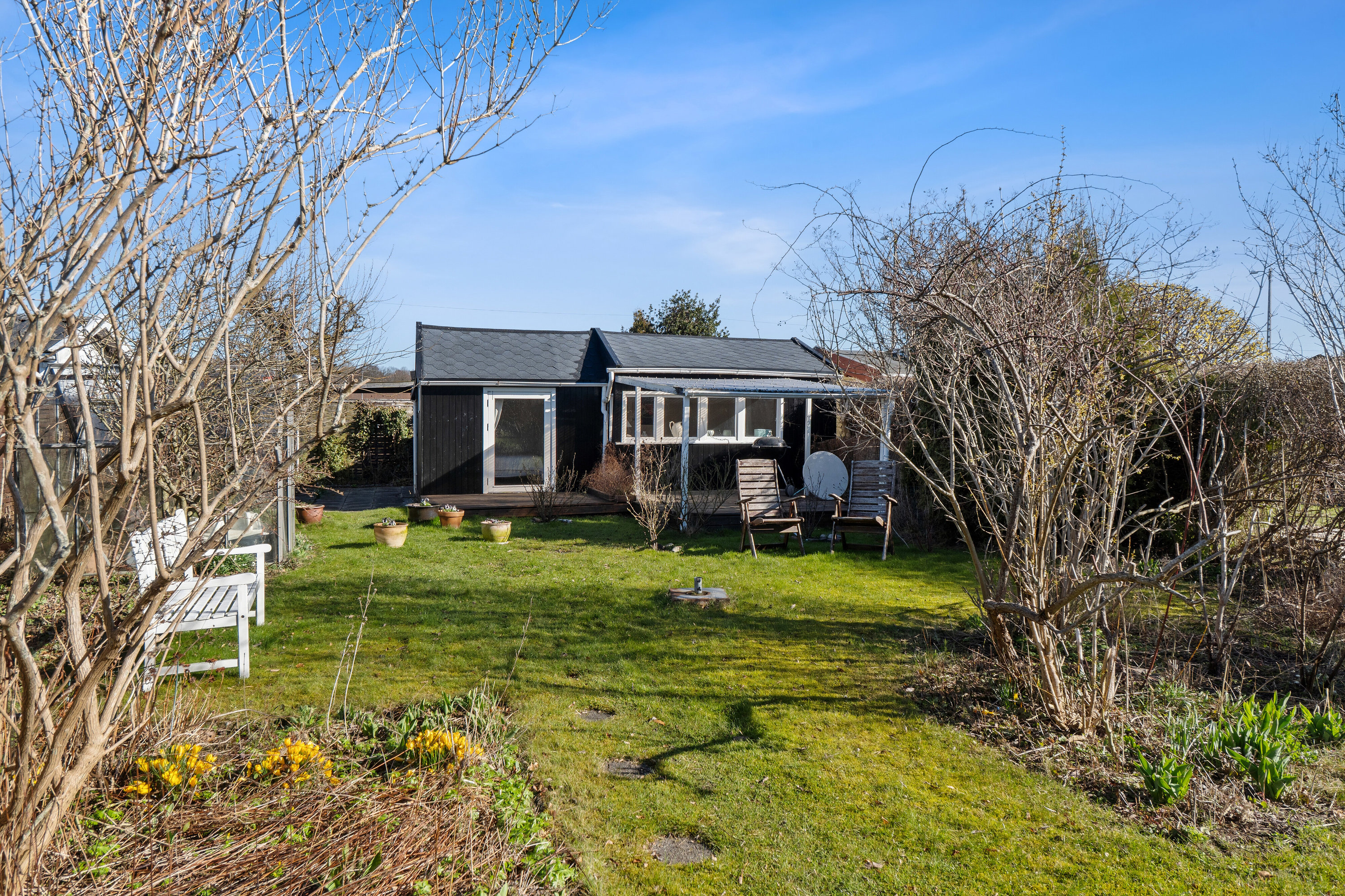 Fremhævet set fra haven billede i fuldskærmstilstand. Billede af Solsikkestien 16, 2610 Rødovre