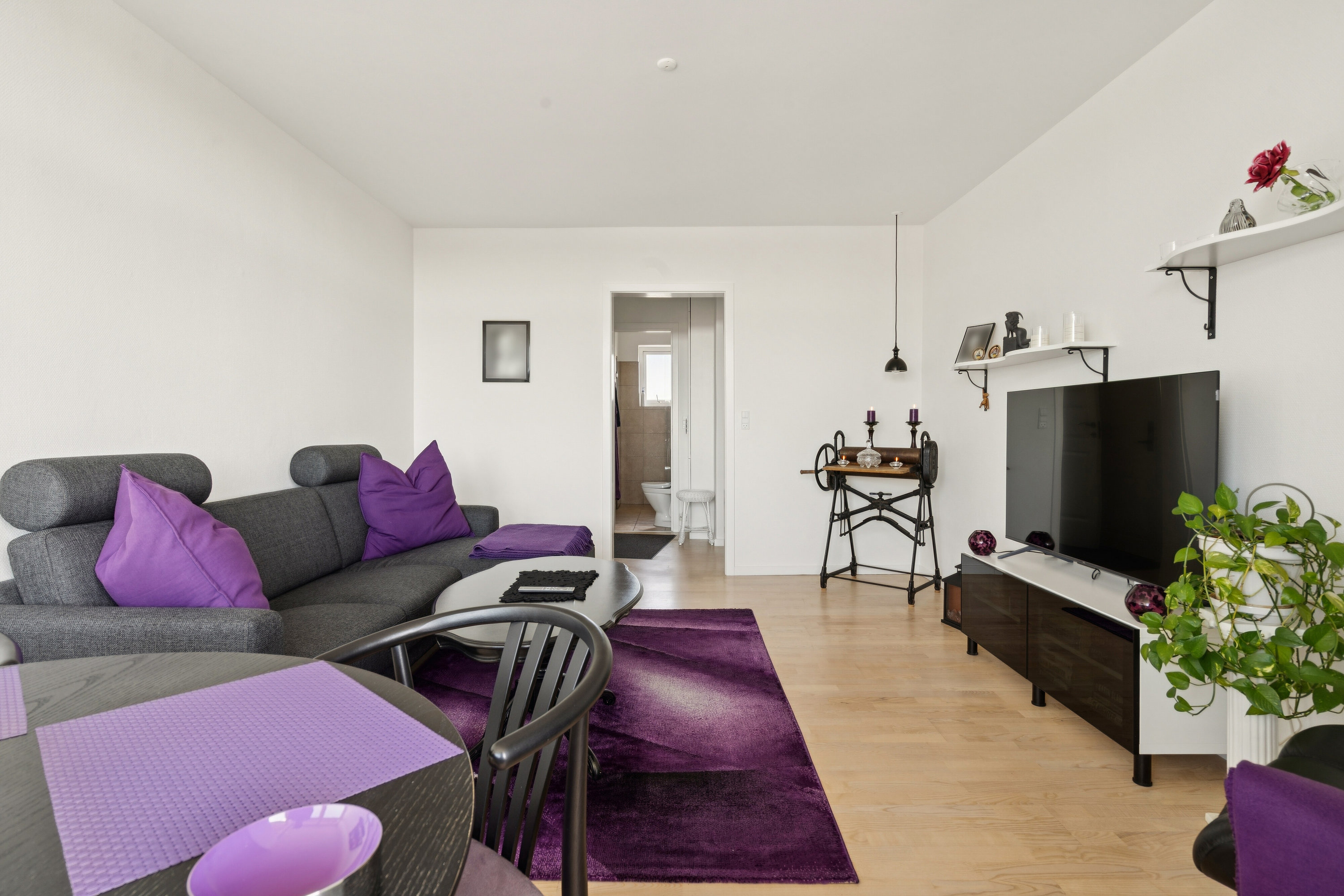 Fremhævet stue billede i fuldskærmstilstand. Billede af Gyvelvej 2A, 2. tv., 4000 Roskilde