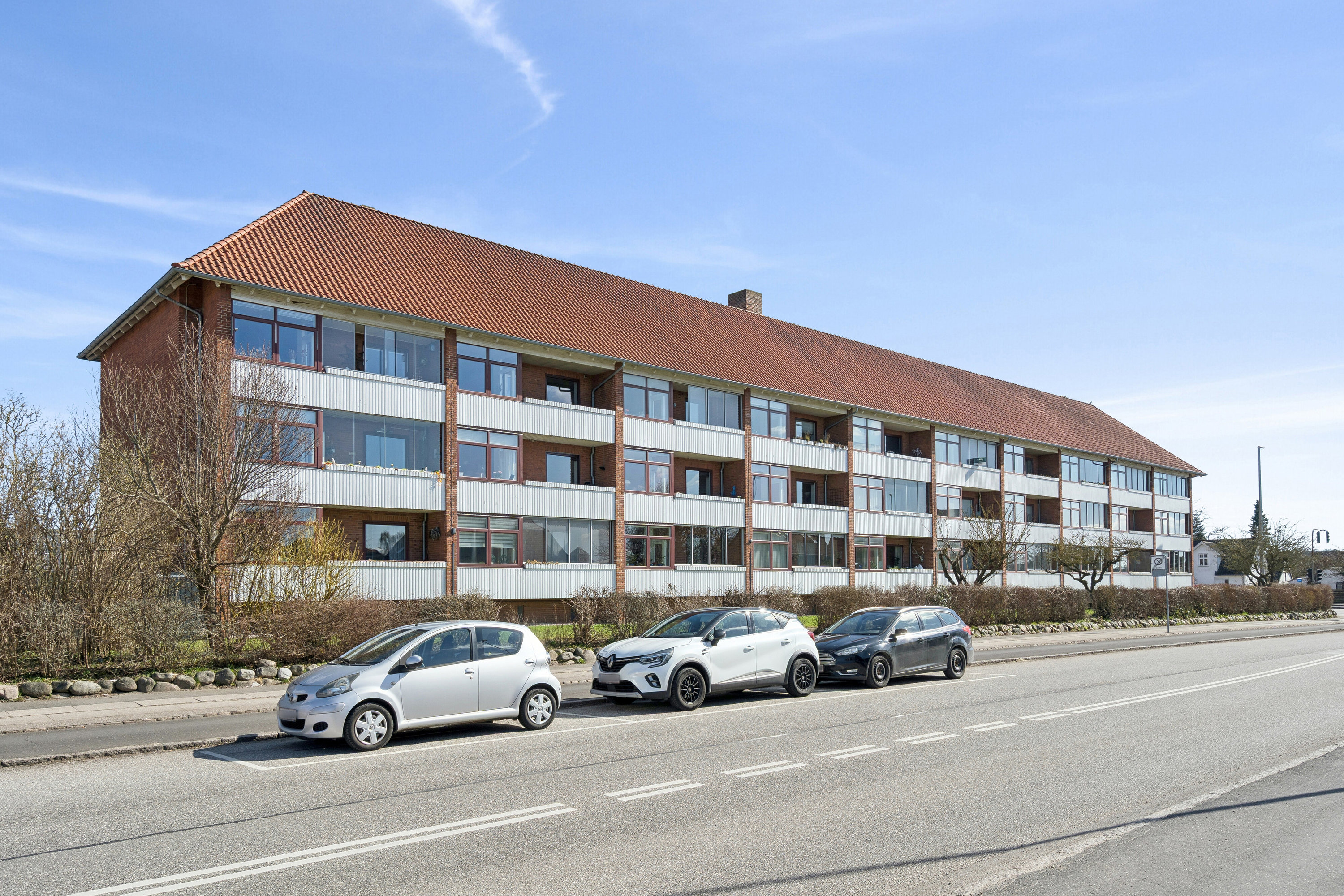 Fremhævet set fra vejen billede i fuldskærmstilstand. Billede af Gyvelvej 2A, 2. tv., 4000 Roskilde