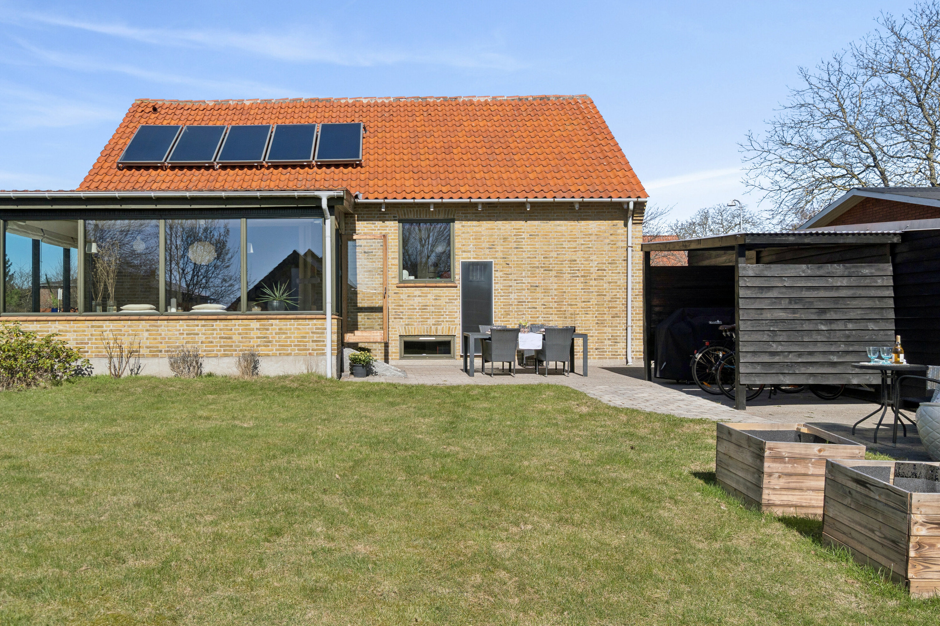 Fremhævet set fra haven billede i fuldskærmstilstand. Billede af Møllevænget 45, 2800 Kongens Lyngby