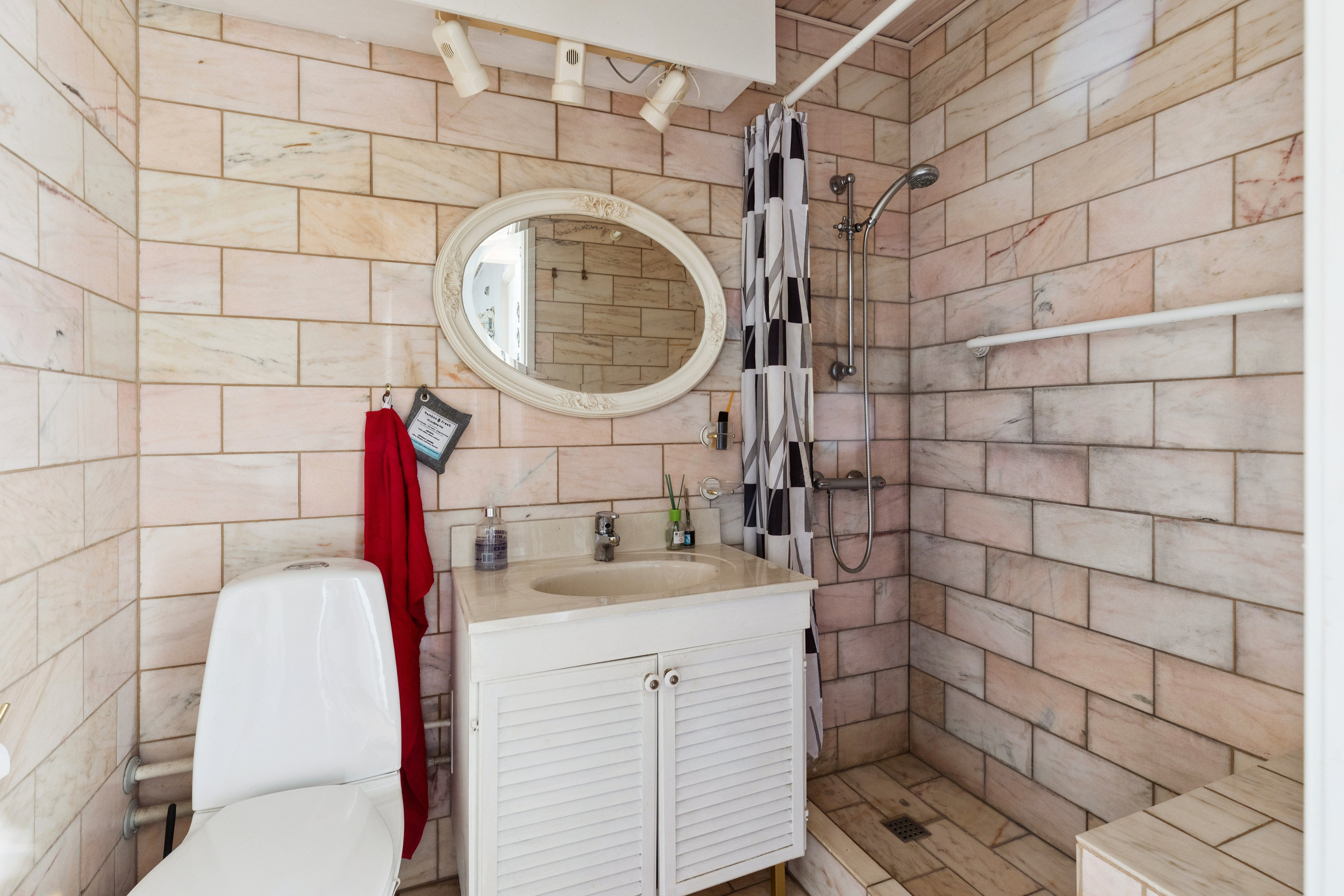 Fremhævet badeværelse billede i fuldskærmstilstand. Billede af Saven C 4, 1. 2., Høje Taastrup, 2630 Taastrup