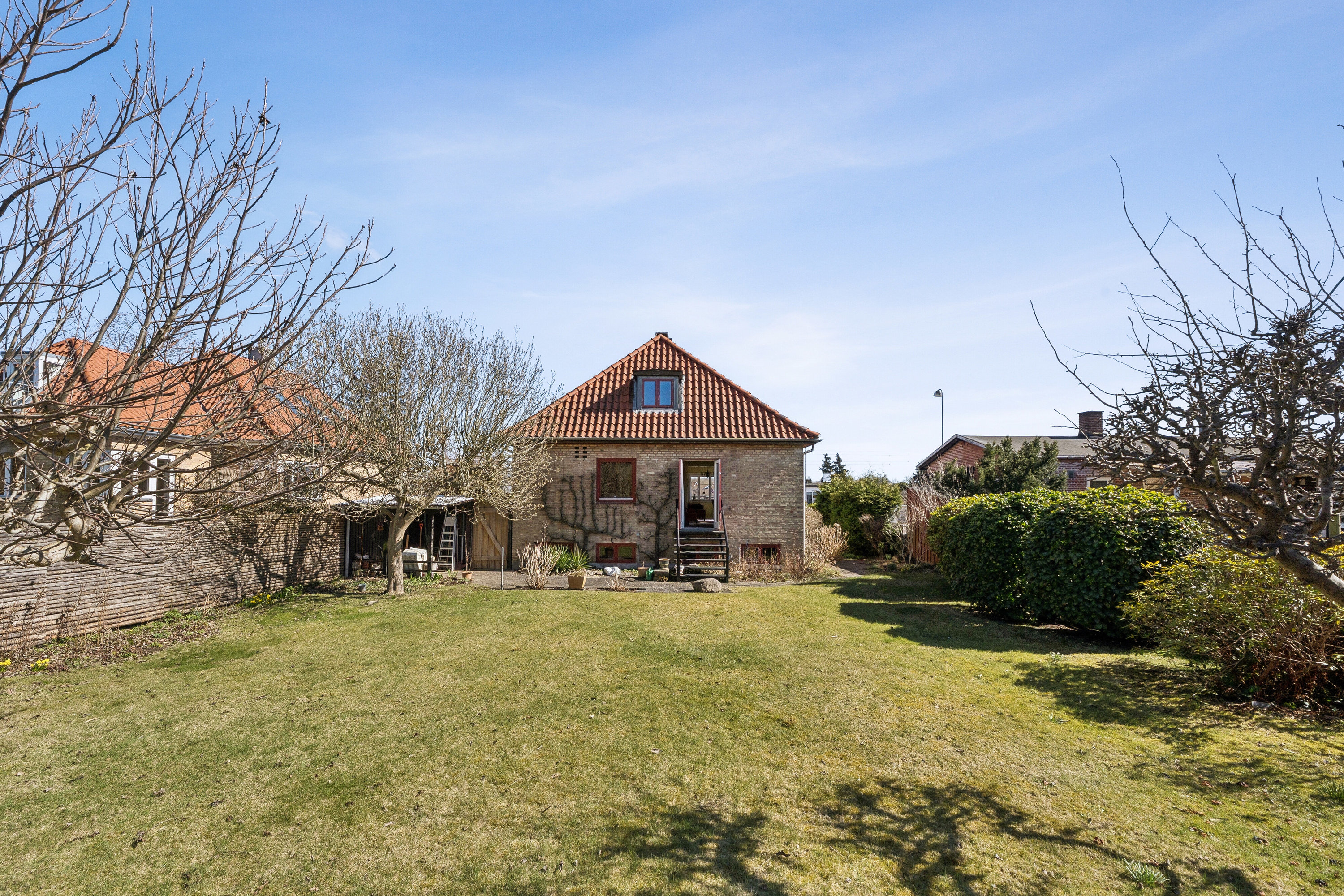 Fremhævet set fra haven billede i fuldskærmstilstand. Billede af Buddingevej 66A, 2800 Kongens Lyngby