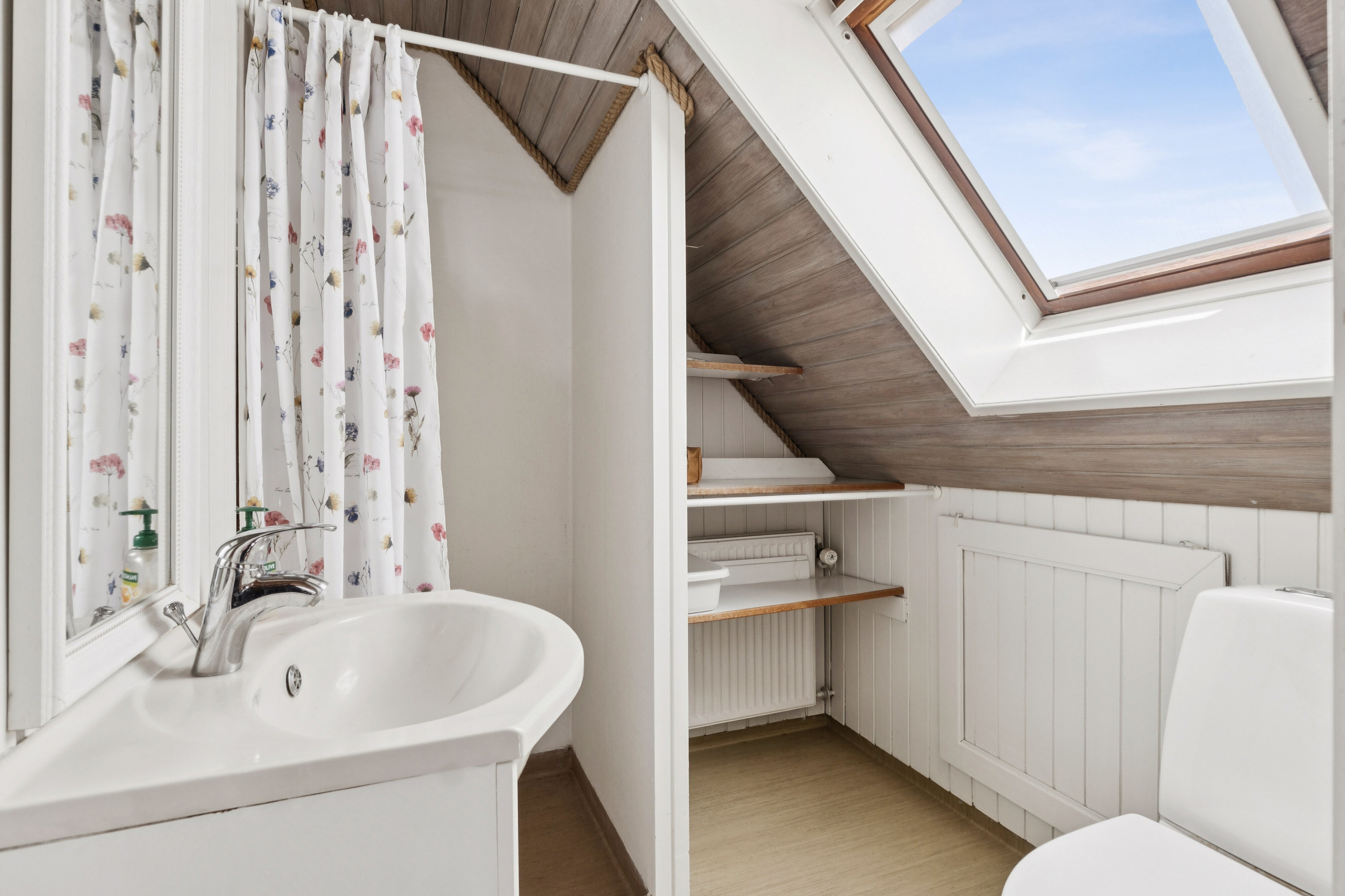 Fremhævet badeværelse billede i fuldskærmstilstand. Billede af Bregnegårdsparken 5, 5700 Svendborg