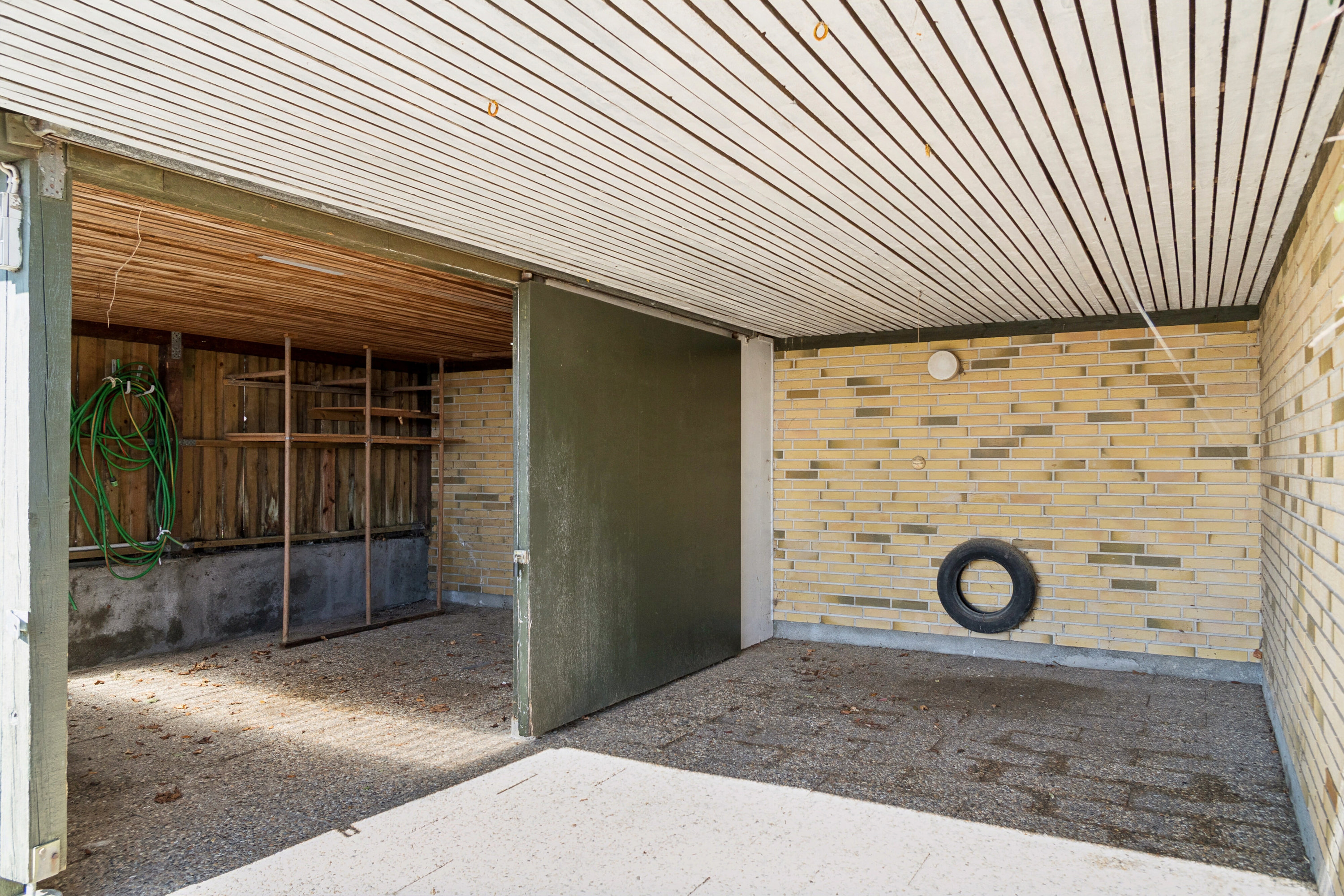 Fremhævet garage billede i fuldskærmstilstand. Billede af Bregnegårdsparken 5, 5700 Svendborg