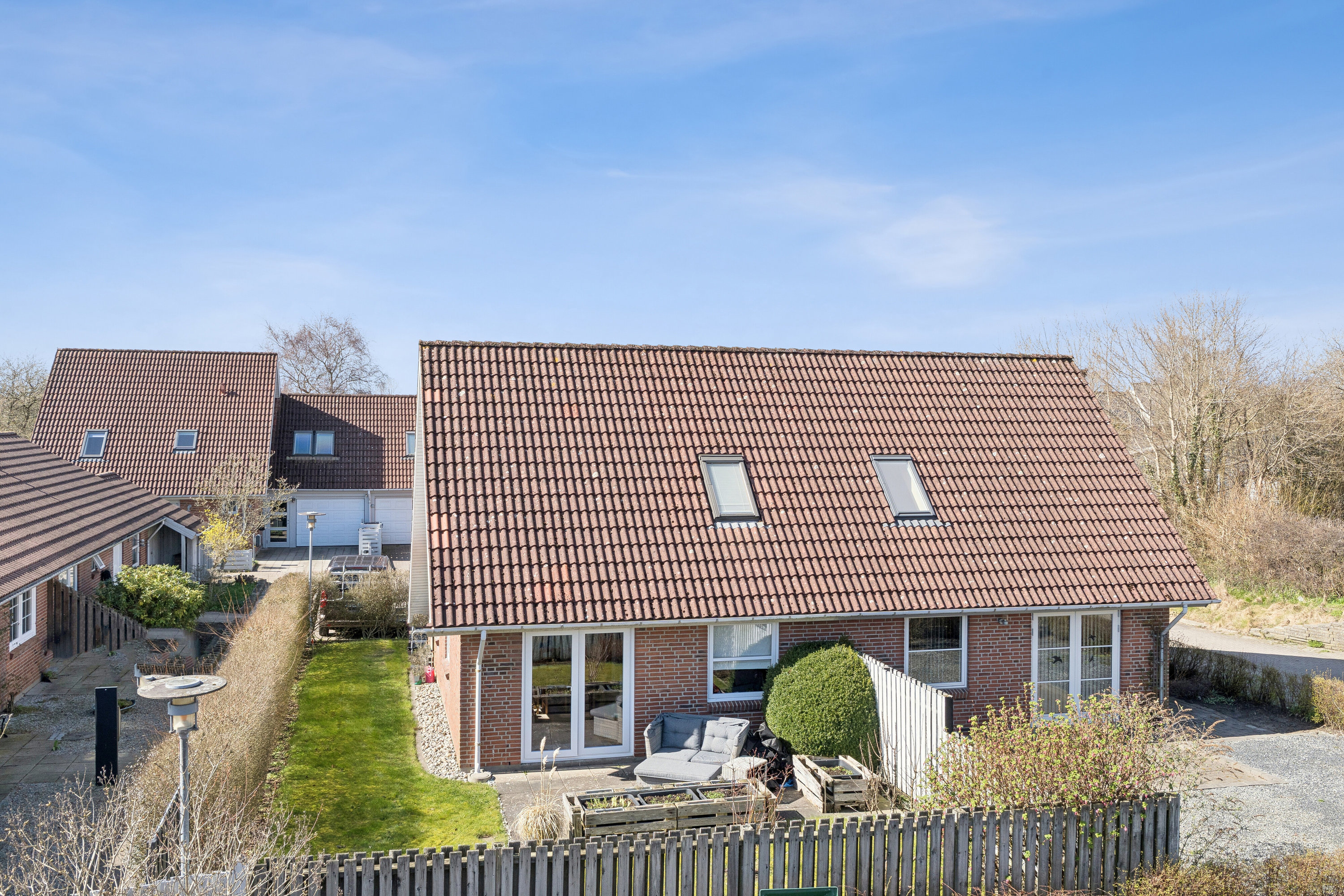 Fremhævet set fra vejen billede i fuldskærmstilstand. Billede af Æblevænget 12, st.., 6330 Padborg